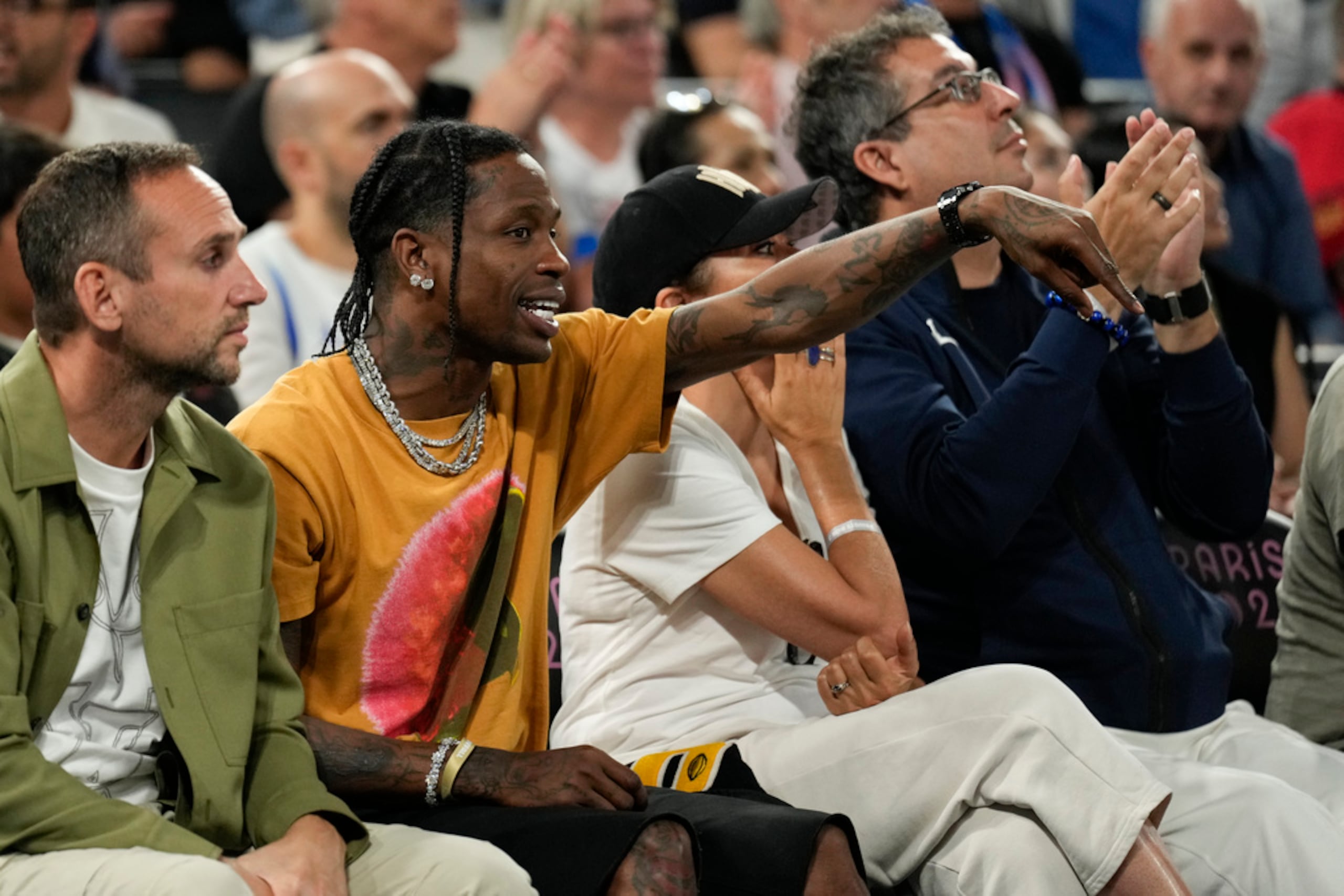Travis Scott asistió anoche a la semifinal olímpica de baloncesto que disputaron las selecciones de Estados Unidos y Serbia, y que ganó la primera por 95-91.