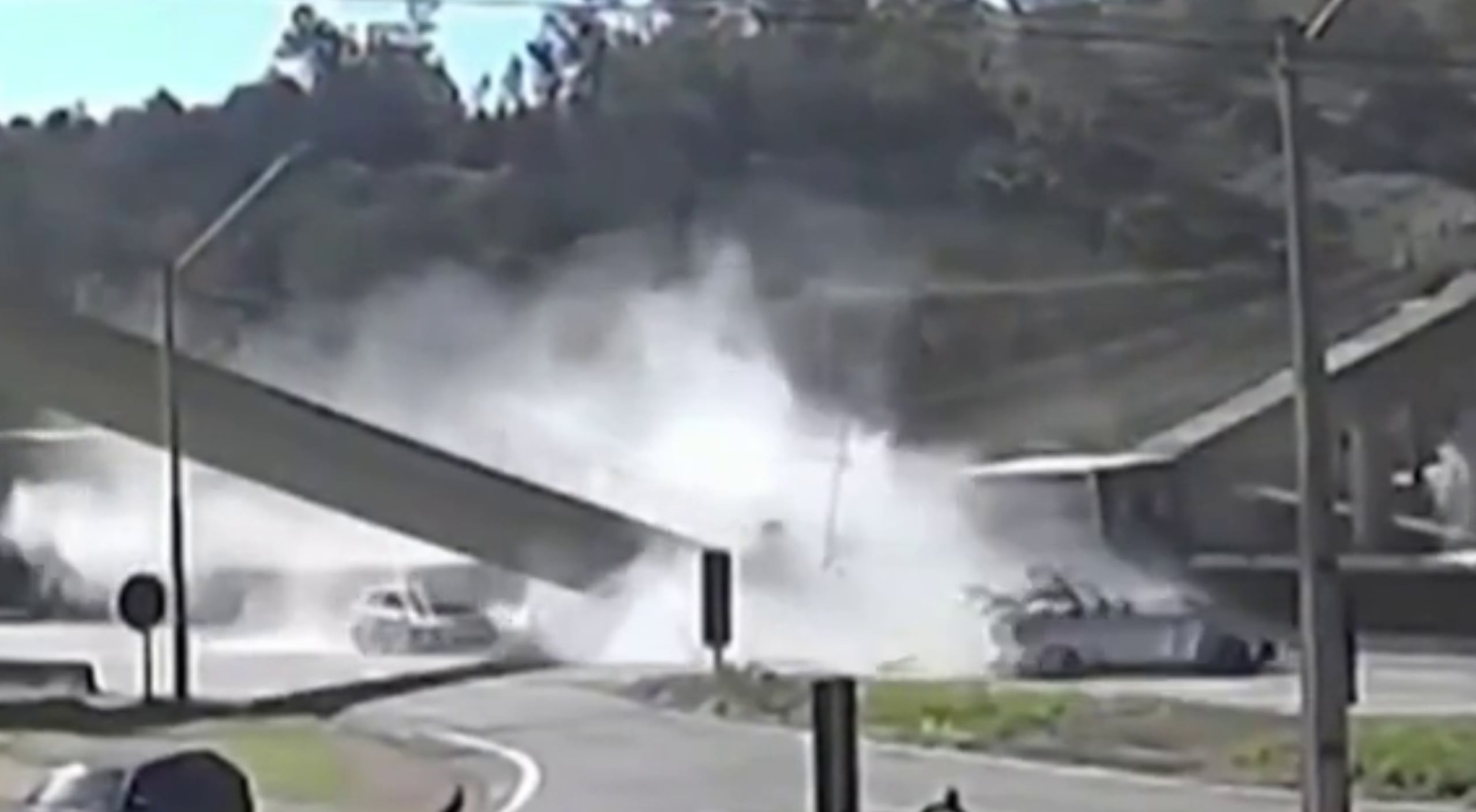 Captura de un video en el que quedó registrado el desplome de un puente peatonal que provocó la muerte de dos personas en Sao Paulo (Brasil). (EFE)