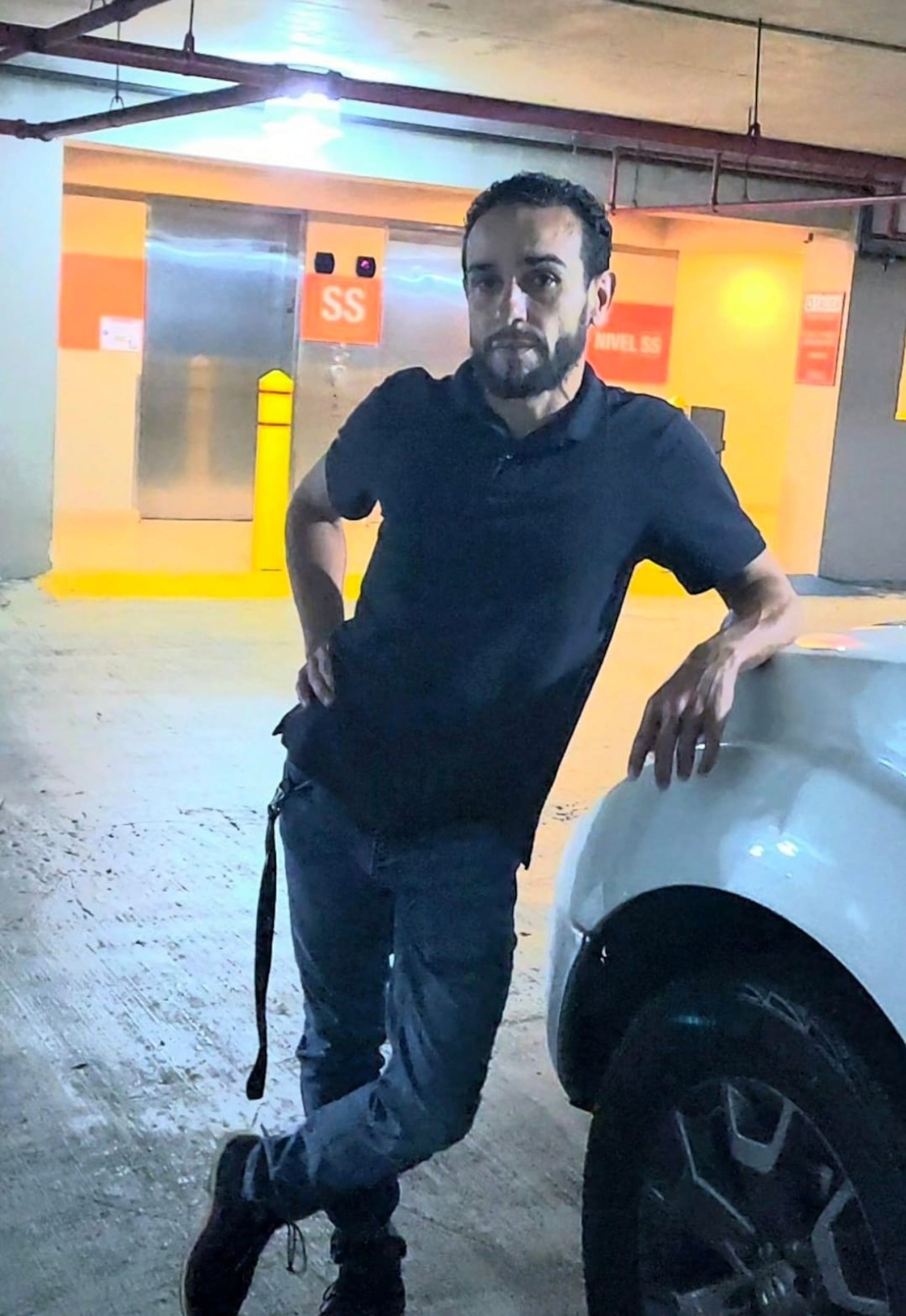 Se solicita la ayuda de la ciudadanía para la identificación y arresto del sospechoso de cometer un asalto en el estacionamiento multipisos del condominio Ciudadela, en Santurce. Si lo ha visto llame a la línea confidencial del Negociado de la Policía de Puerto Rico al (787) 343-2020.