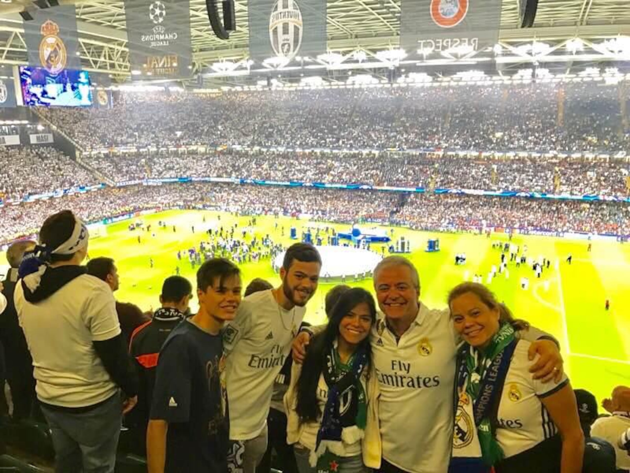 Homero González junto a su familia en la final de la Champions League 2016-17 entre Real Madrid y Juventus en Cardiff, Gales.