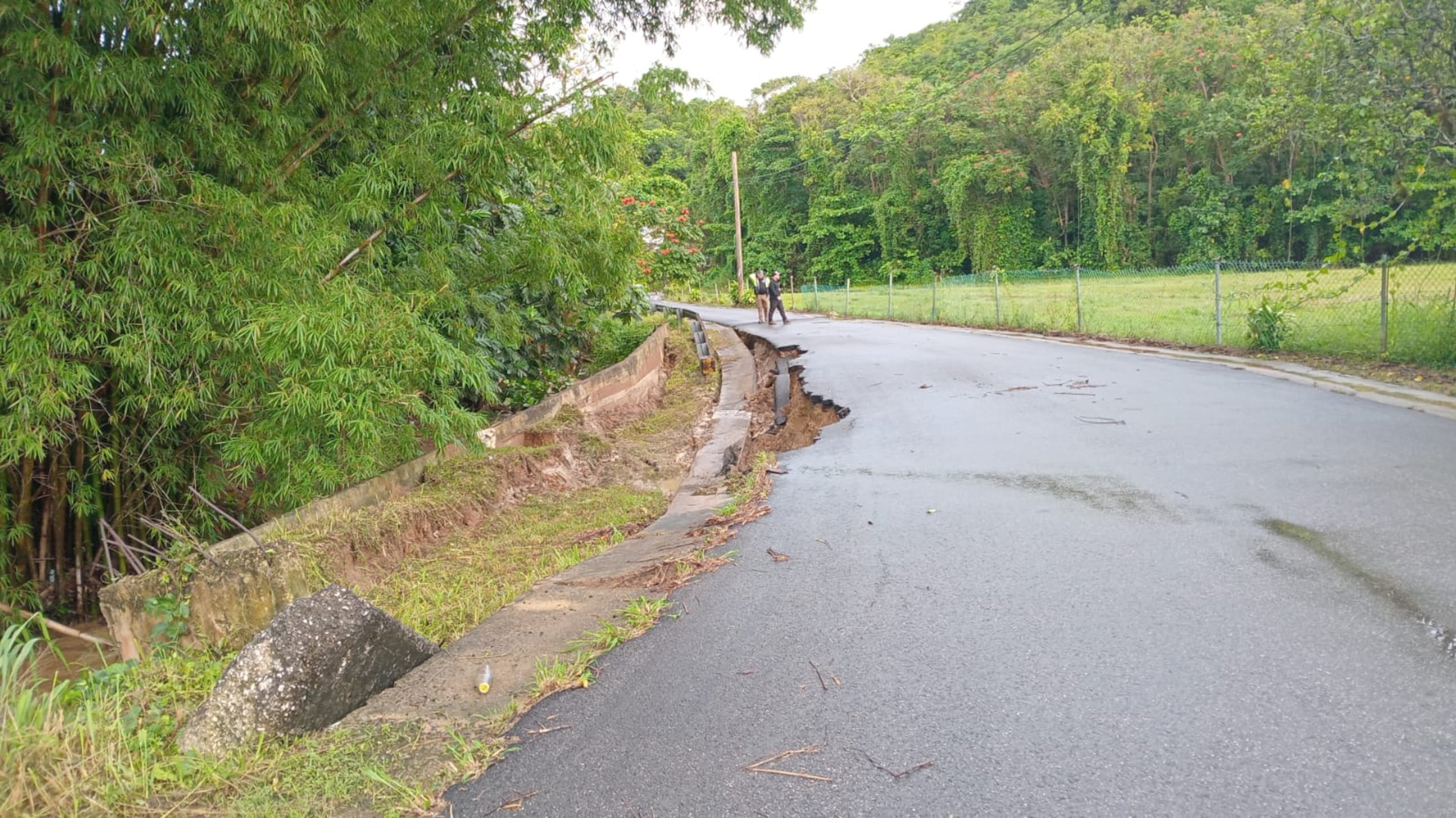 Imagen del muro de contención que amenaza con caer a una quebrada en comunidad de Vega Alta.