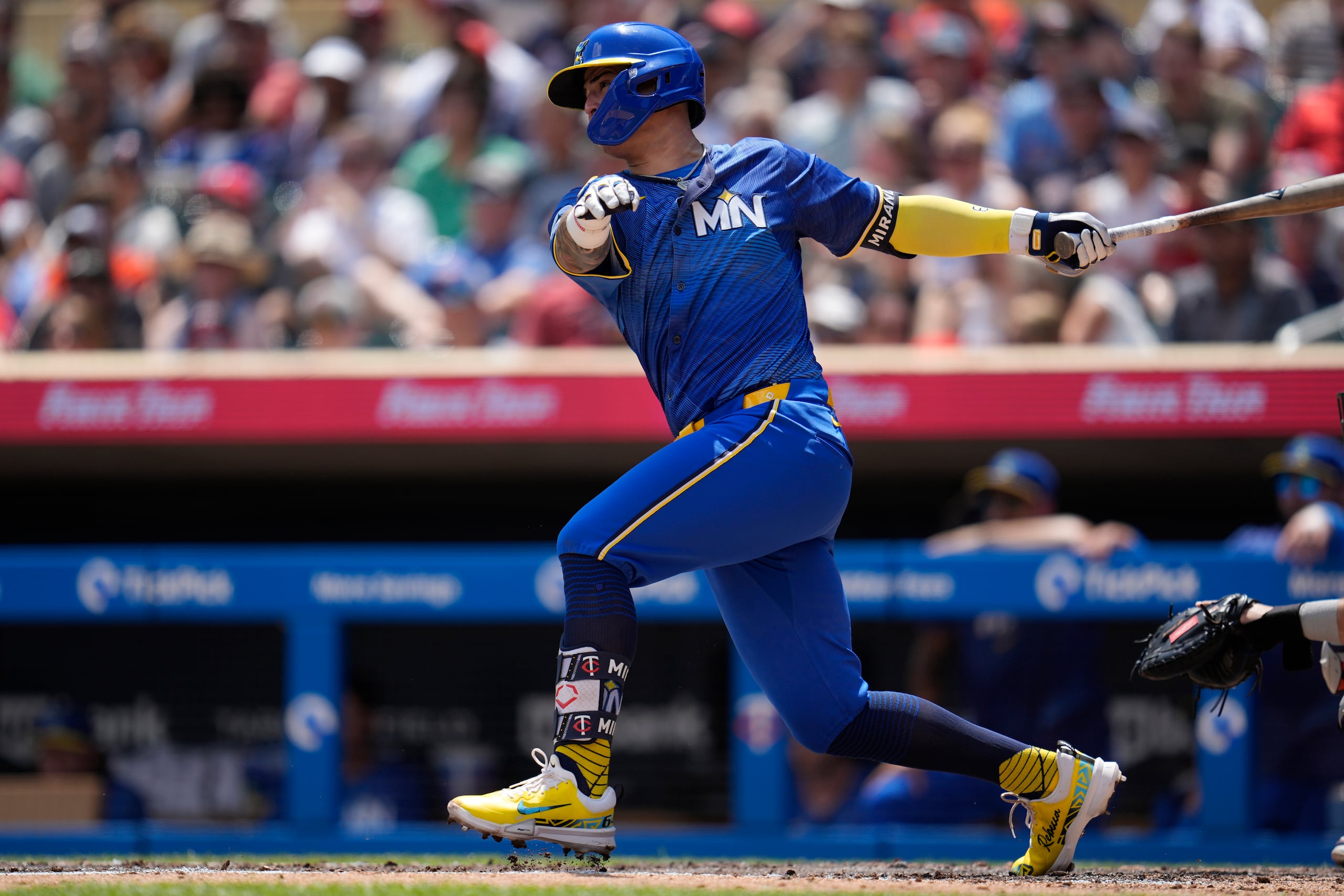 El puertorriqueño José Miranda de los Twins de Minnesota batea un sencillo remolcador en la segunda entrada del encuentro ante los Astros de Houston.