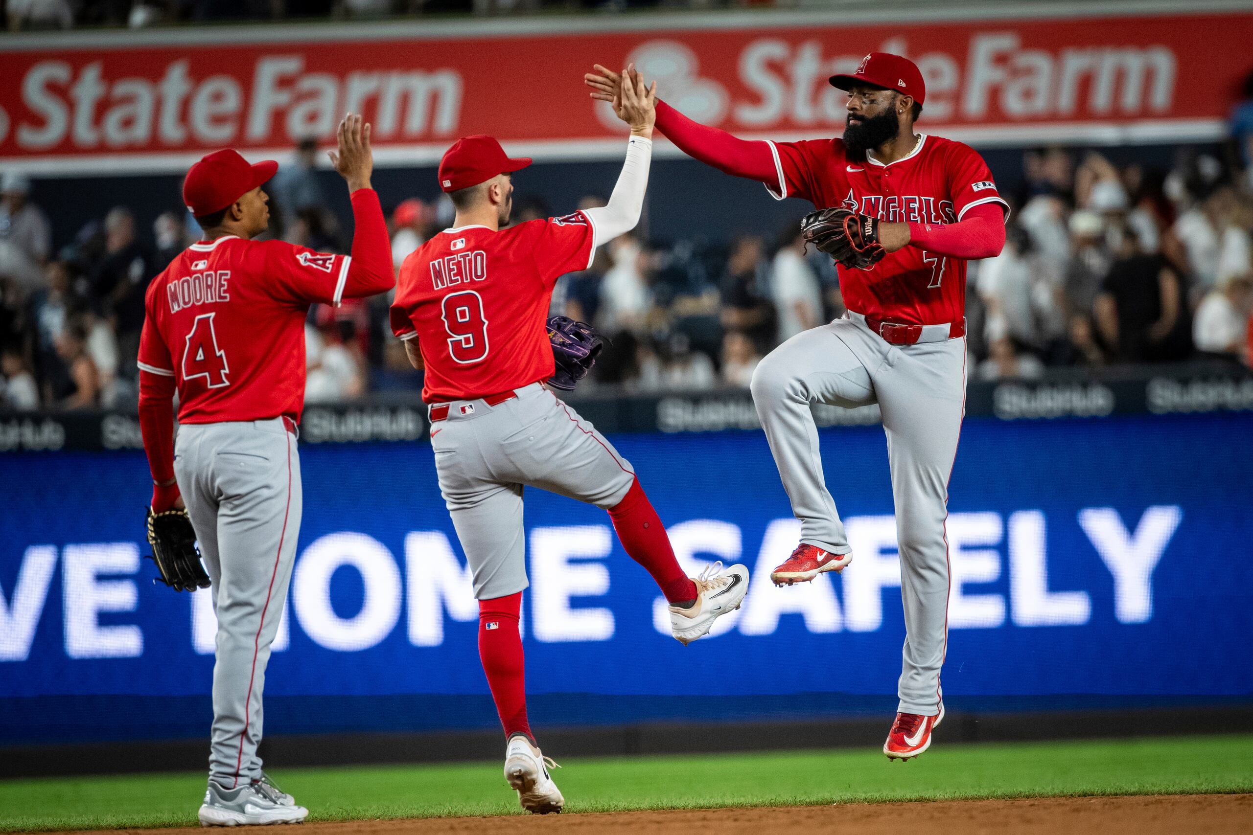 Joe Adell (derecha) y Zach Neto festejan la victoria de los Angels de Los Ángeles sobre los Yankees de Nueva York.