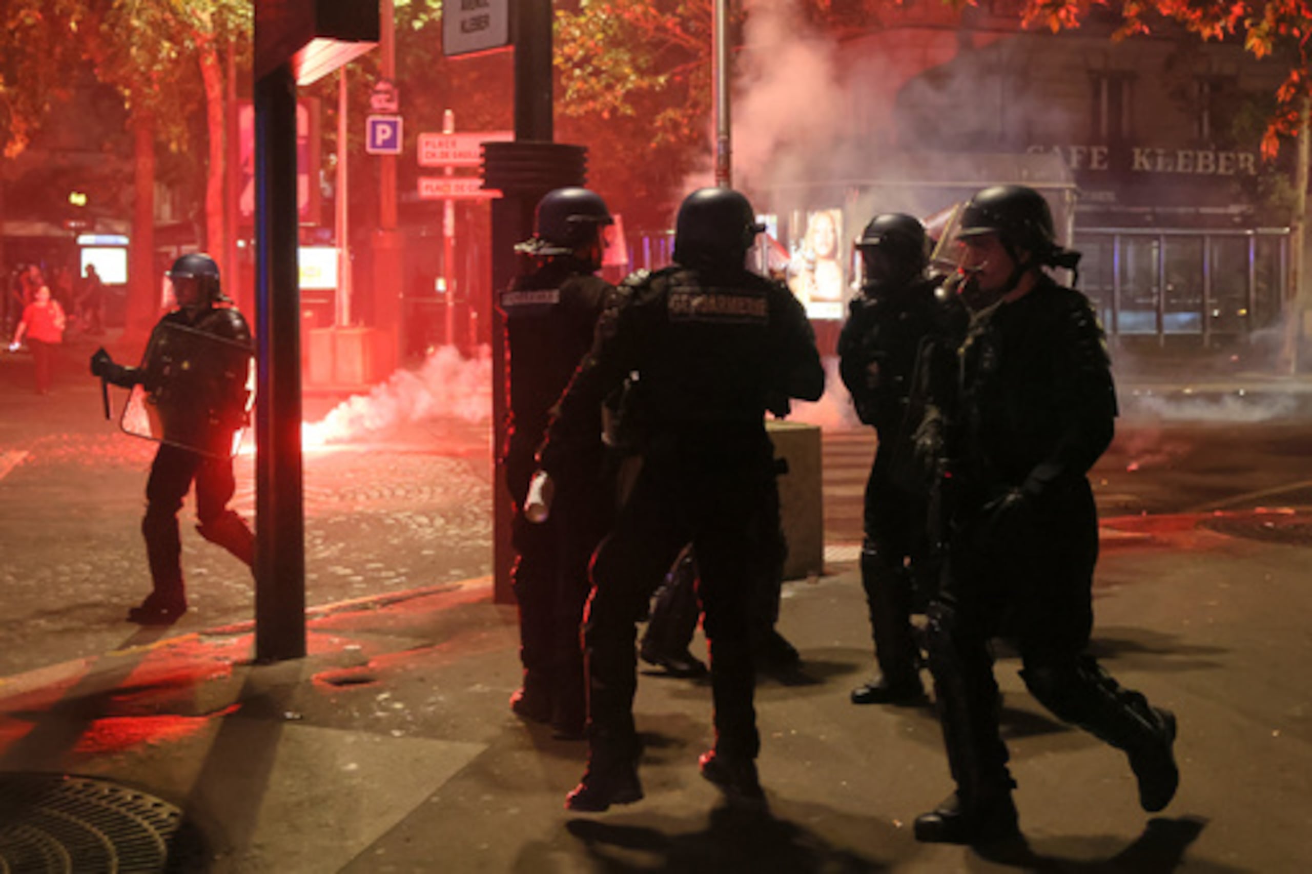 La policía intenta dispersar a los seguidores del PSG que dejaron fuegos artificiales mientras celebraban en París, el sábado 30 de mayo de 2026 después del partido de fútbol de la final de la Liga de Campeones entre el Paris Saint-Germain y el Arsenal que se jugó en Budapest, el PSG ganó el partido. (AP Photo/Thomas Padilla)