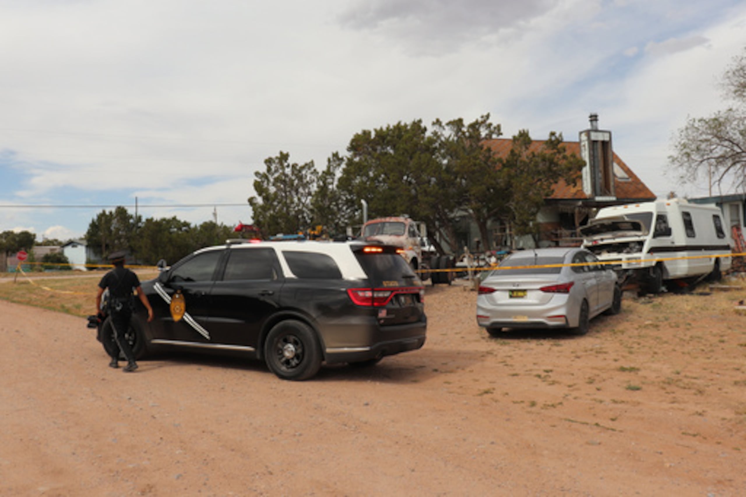 La Policía Estatal de Nuevo México responde a la casa en Mountainair, N.M., donde las autoridades dicen que varias personas murieron el miércoles, 20 de mayo 2026, y más de una docena de socorristas fueron expuestos a una sustancia desconocida y posteriormente tratados en un hospital. (AP Photo/Savannah Peters)