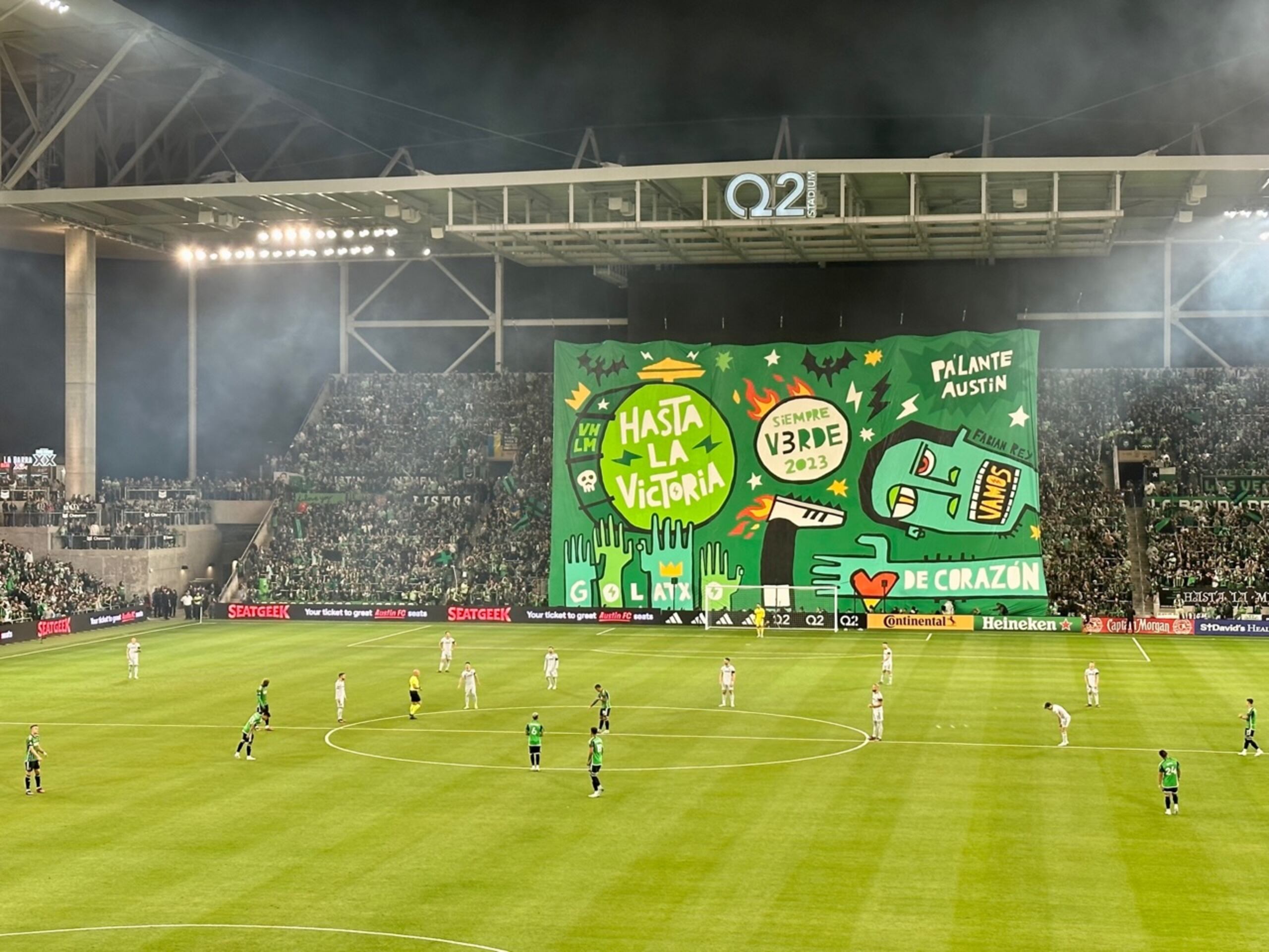 Entre las obras de Fabián Rey destacan el Tifo 2023, para el partido inaugural del Austin FC en el Q2 Stadium, en esa ciudad.