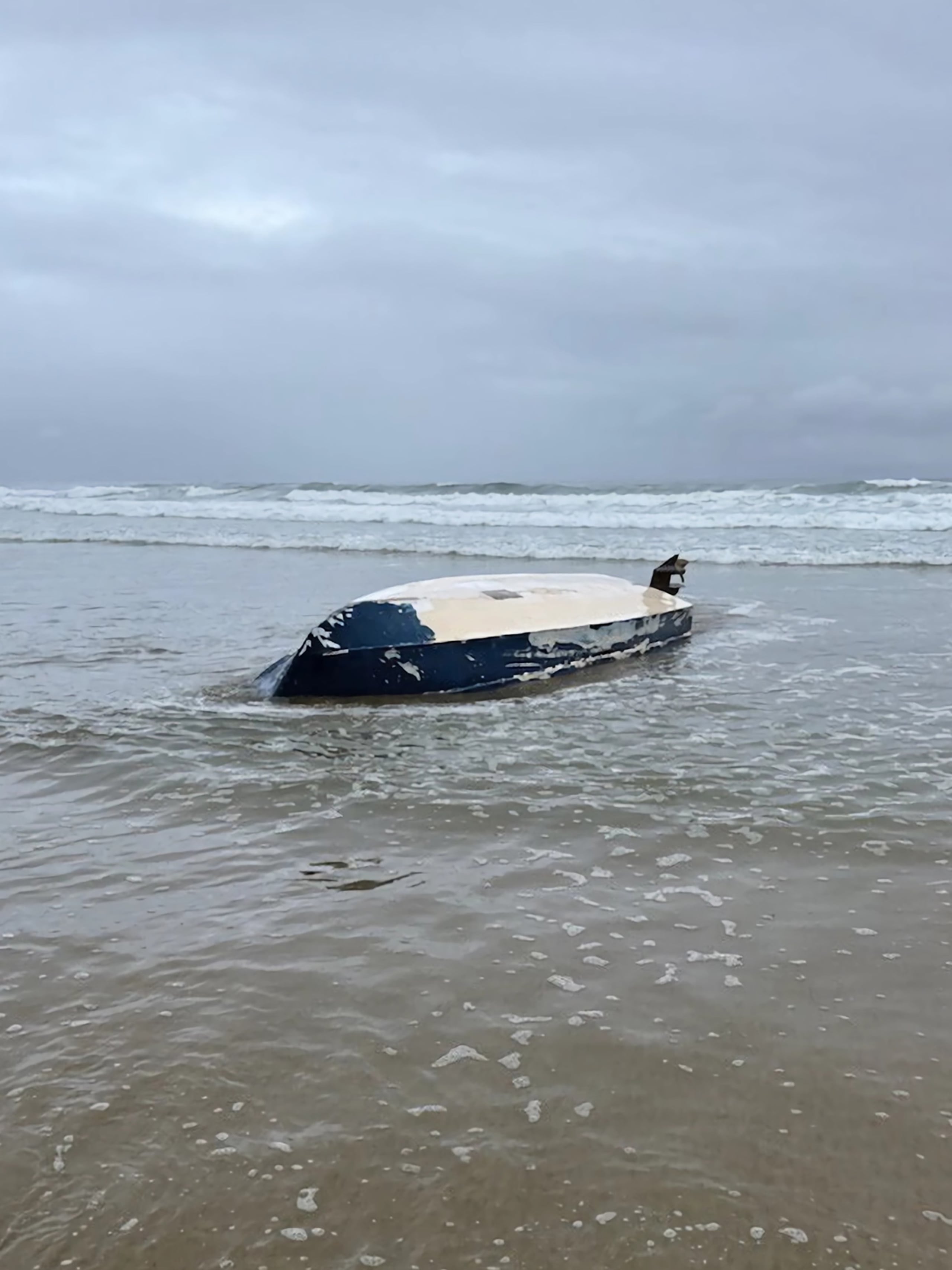 No está claro si alguna de las siete personas reportadas como desaparecidas llegó a la costa por su cuenta y abandonó el área.