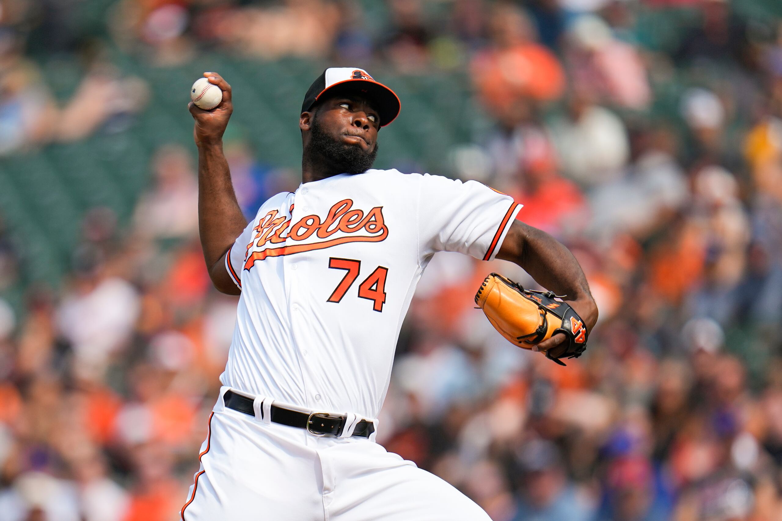 El relevista Félix Bautista de los Orioles de Baltimore lanza ante los Mets de Nueva York, el domingo 6 de agosto de 2023, en Baltimore. (AP Foto/Julio Cortez)