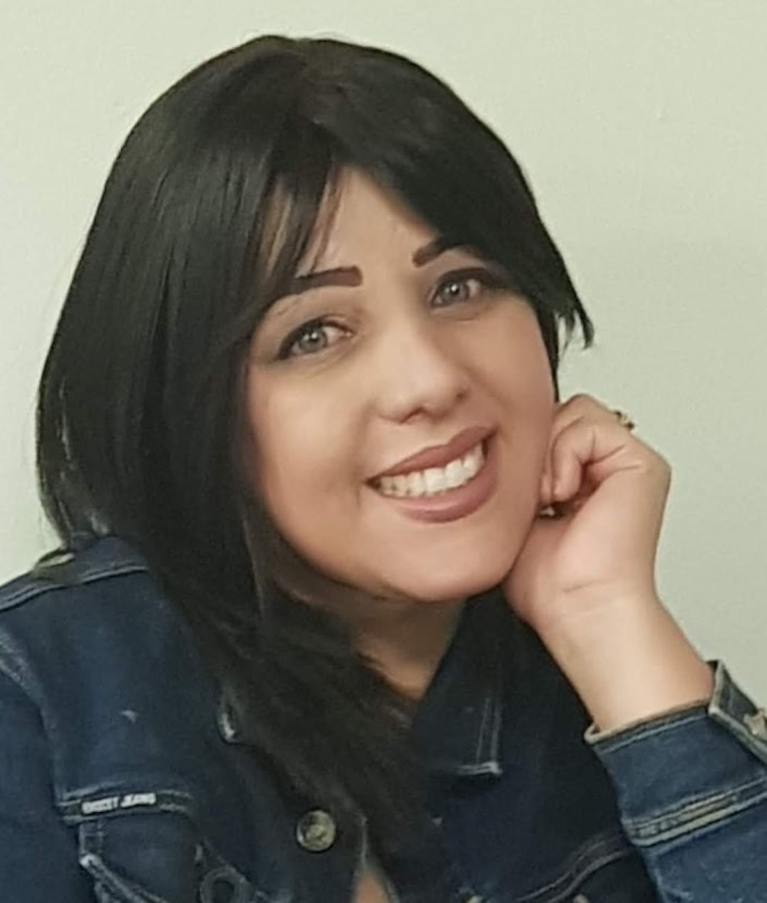 Zenaida Colón con una peluca para tapar su calvicie.