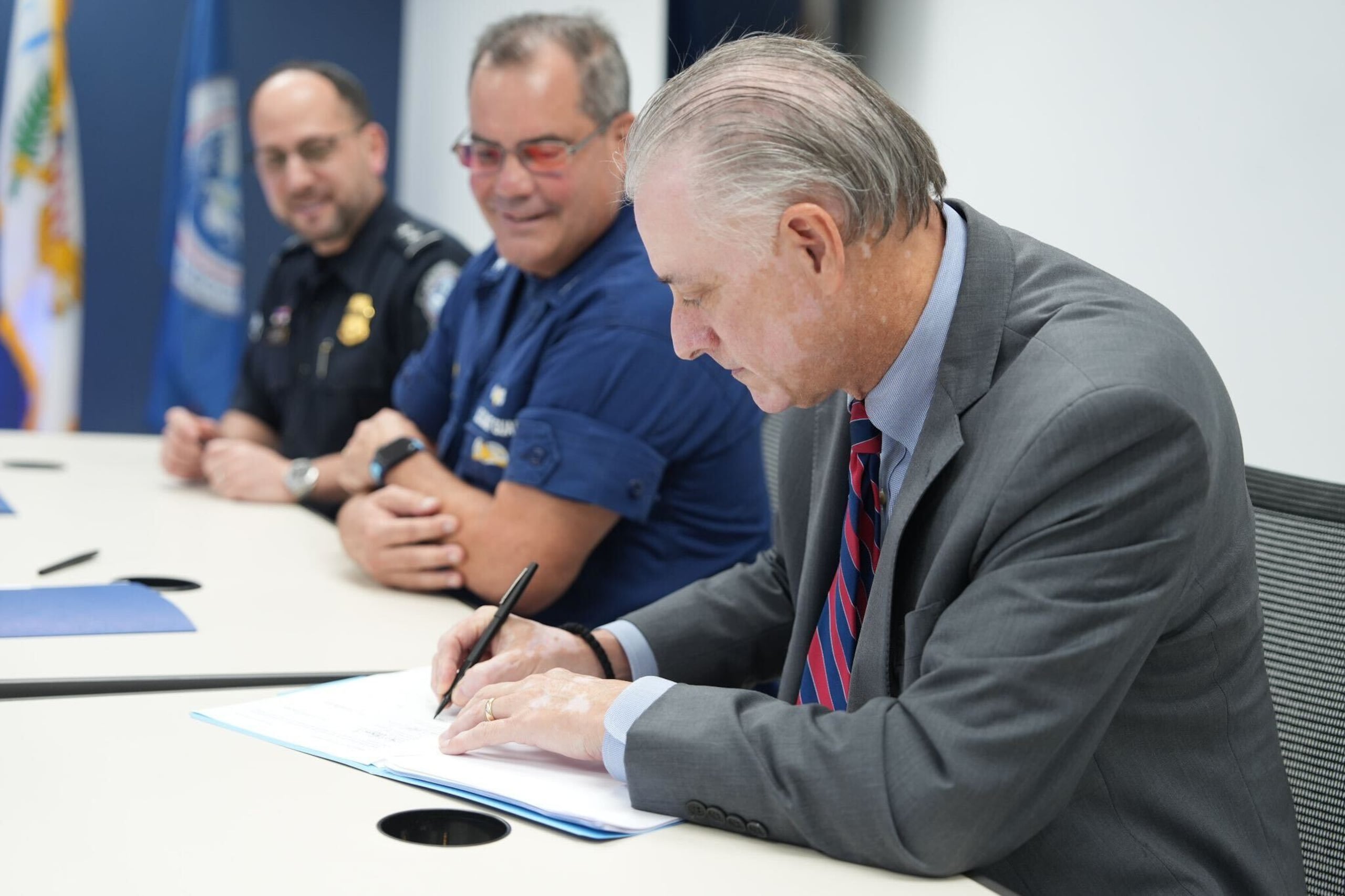 El procesamiento de los casos está liderado por la Fiscalía federal en Puerto Rico. En la foto, el fiscal federal Stephen Muldrow firma un memorando de entendimiento junto a otras agencias.