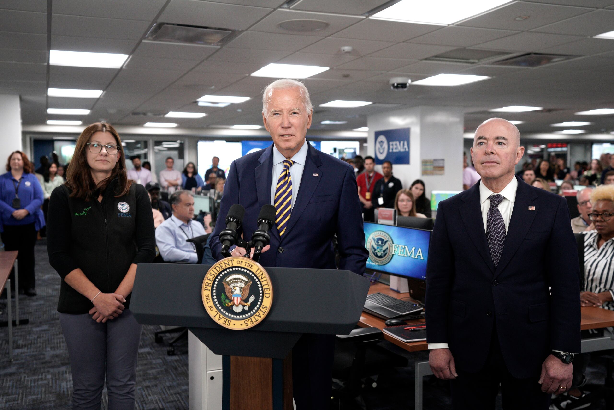 El anuncio de Biden se produjo hoy durante una visita sorpresa este jueves a la sede en Washington de la Agencia Federal para el Manejo de Emergencias (FEMA).