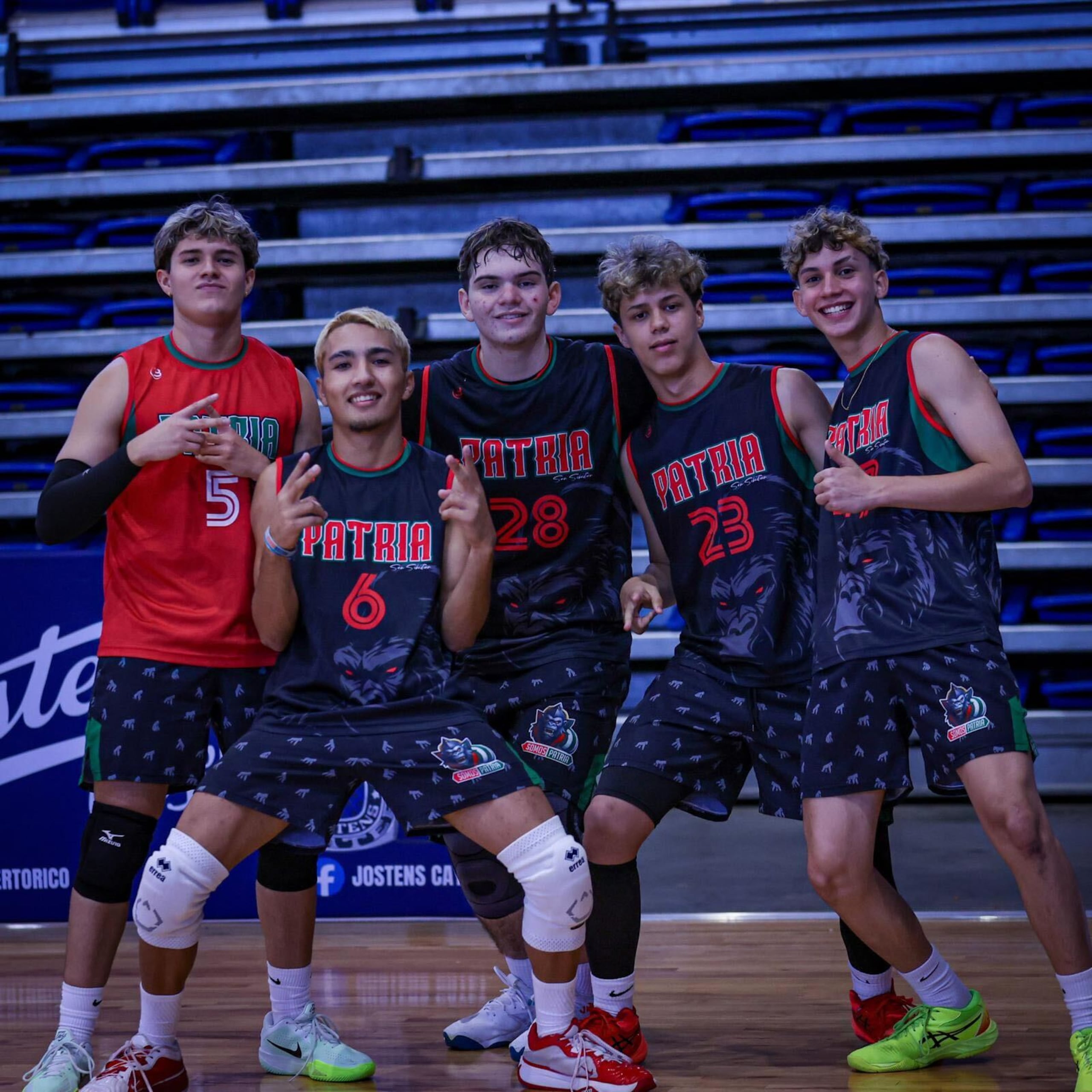 Estudiantes de la Escuela Superior Pablo Latorre Ramírez de San Sebastián en el campeonato nacional de Buzzer Beater.