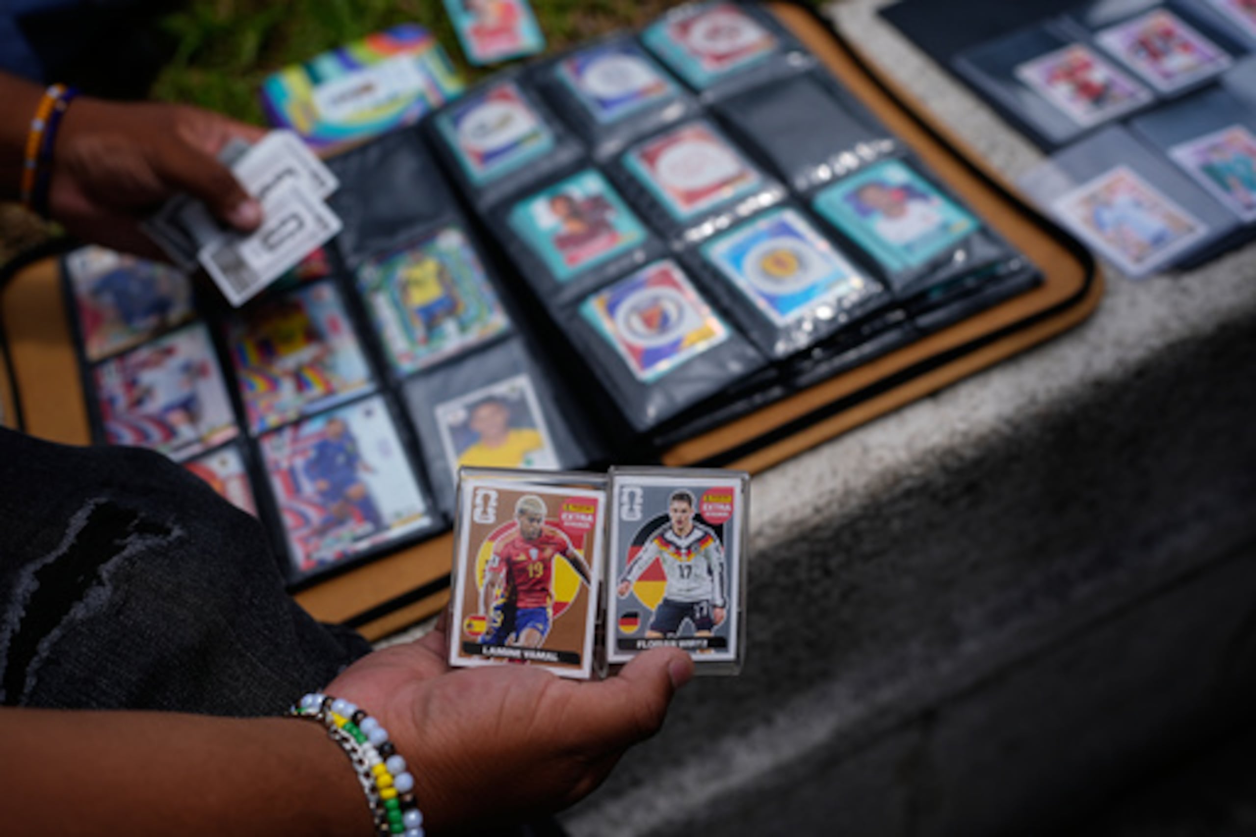 Jóvenes intercambian cromos de la Copa del Mundo de Panini en Ciudad de México, el martes 16 de junio de 2026. (Foto AP/Marco Ugarte)