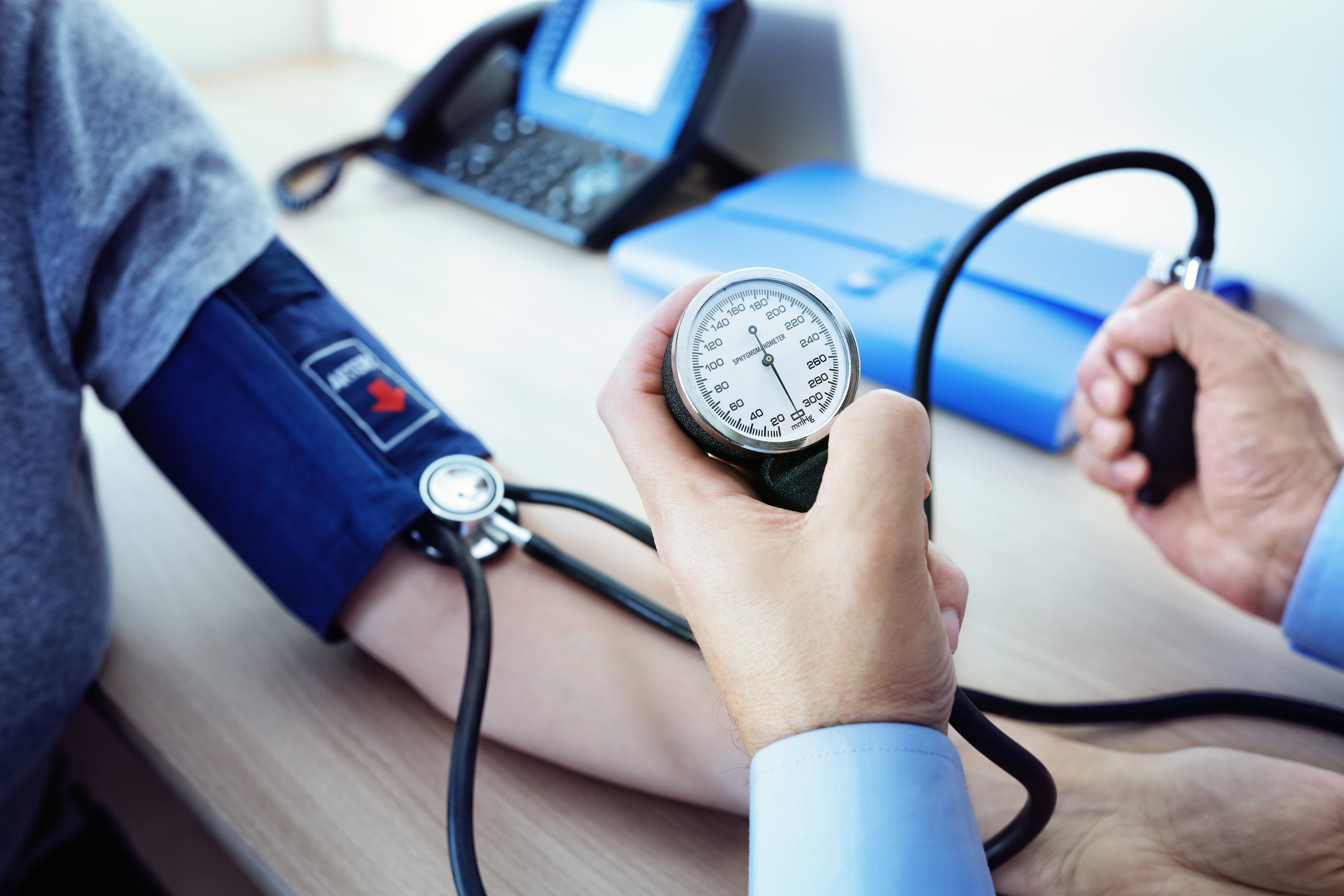 Para determinar que una persona tiene una presión arterial alta, los números deberían sobrepasar de 120 en la sistólica y de 80 en la diastólica.
