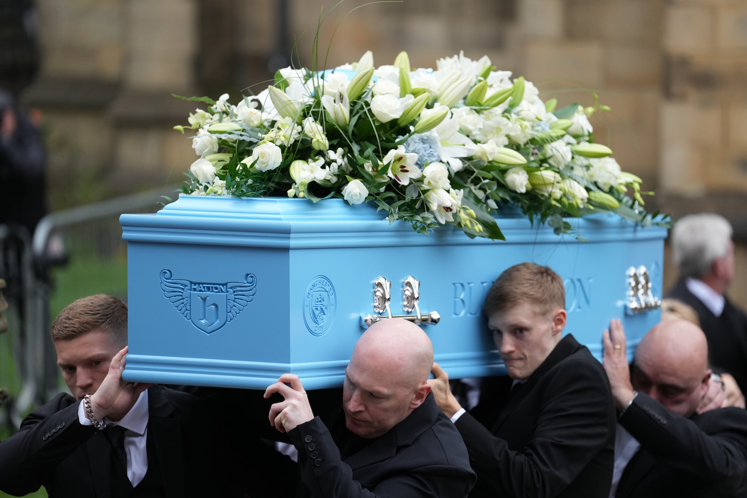 Familiares cargan el féretro con los restos del boxeador Ricky Hatton en la catedral de Manchester, el viernes 10 de octubre de 2025. (AP Foto/Jon Super)