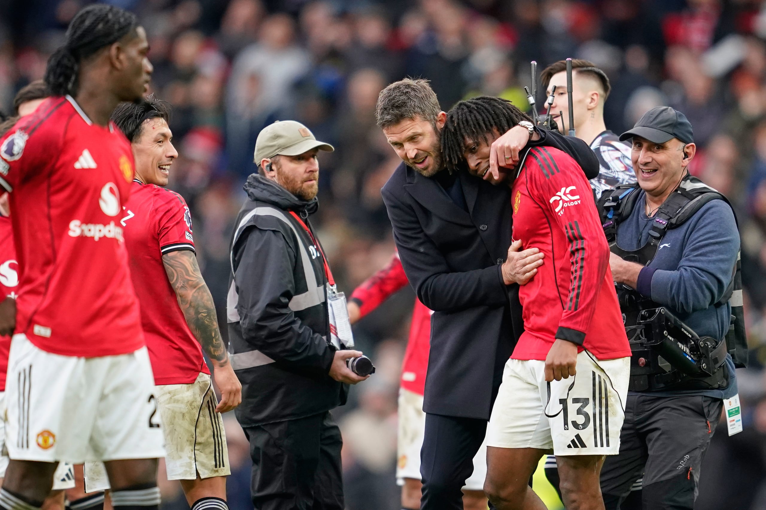 El técnico del Manchester United Michael Carrick celebra tras la victoria ante el Manchester City en la Premier League, el sábado 17 de enero de 2026.