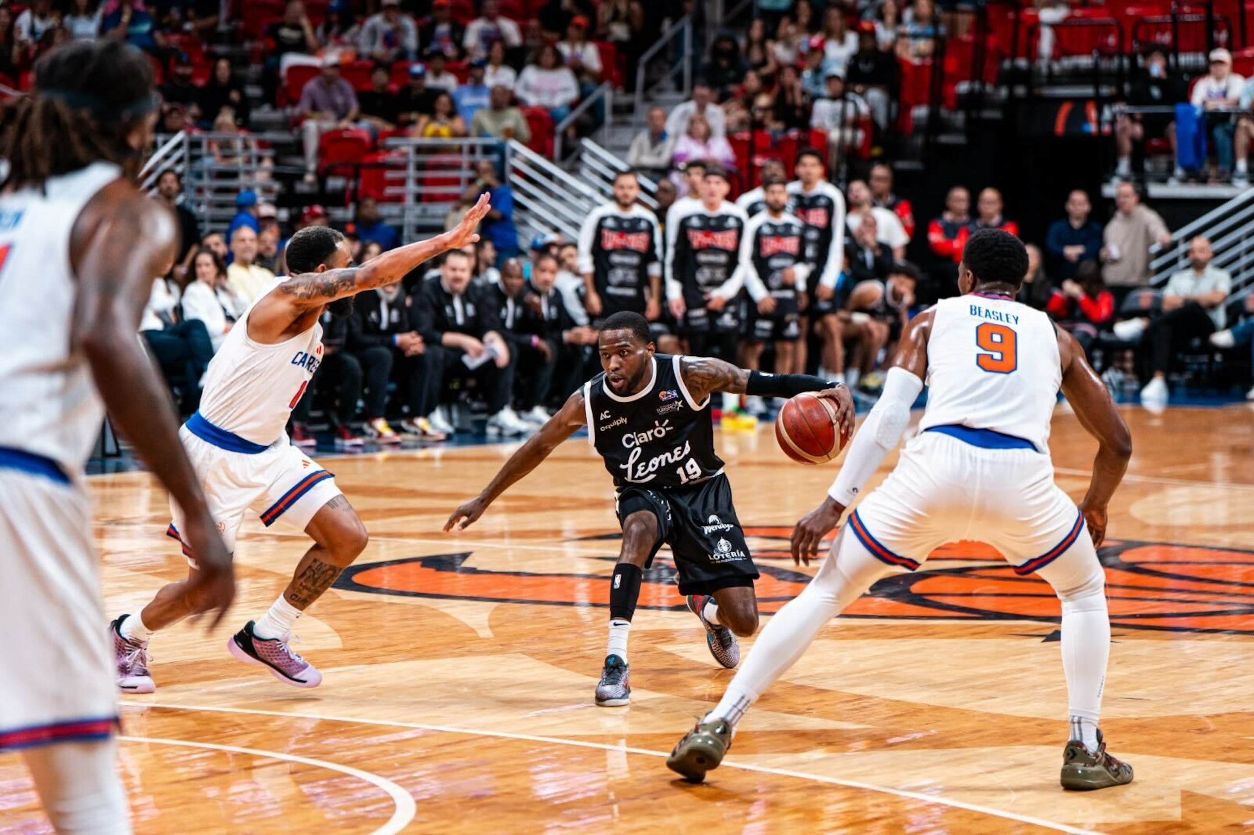 Jalen Crutcher lideró la ofensiva de los Leones con 26 puntos, incluyendo seis triples, y 10 asistencias.