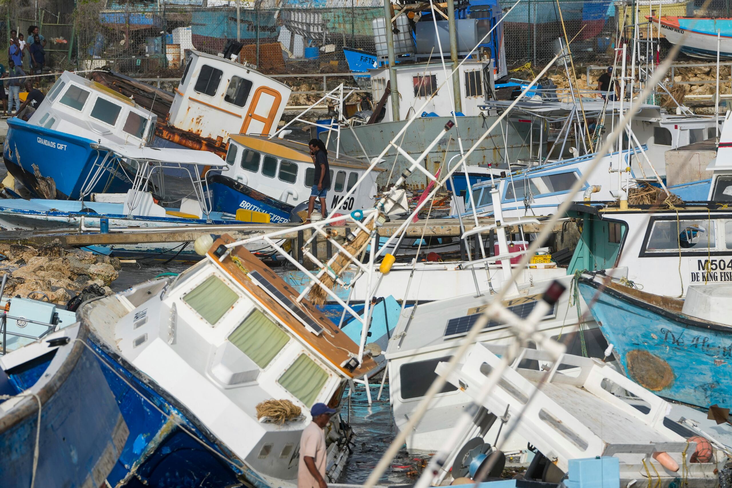 Un pescador observa los barcos pesqueros dañados por el huracán Beryl en Bridgetown Fisheries en Barbados, el lunes 1 de julio de 2024. (Foto AP/Ricardo Mazalan)