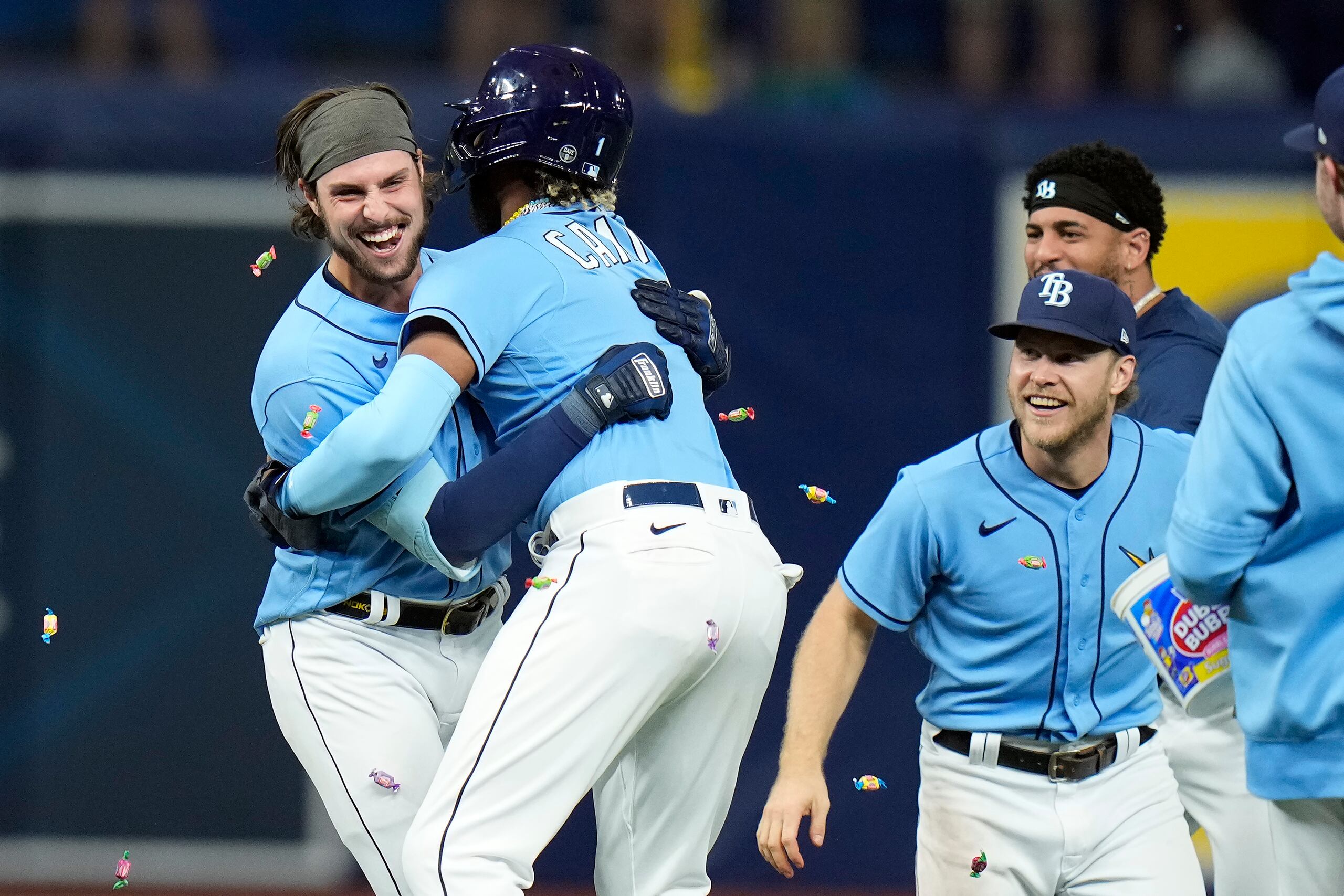 El jardinerode los Rays de Tampa Bay, Josh Lowe, abraza a Junior Caminero tras haber dejado en el terreno a los Blue Jays de Toronto.