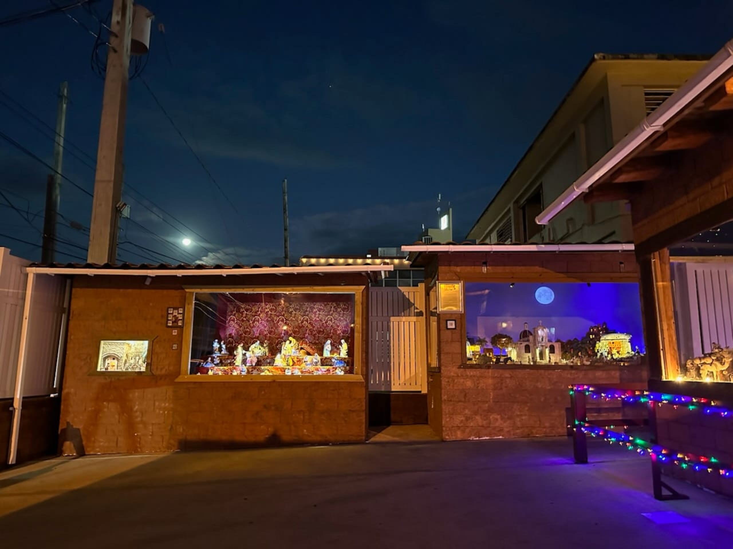 El estacionamiento de la oficina del doctor Del Río se ha convertido en un museo donde se exhiben estas estampas.