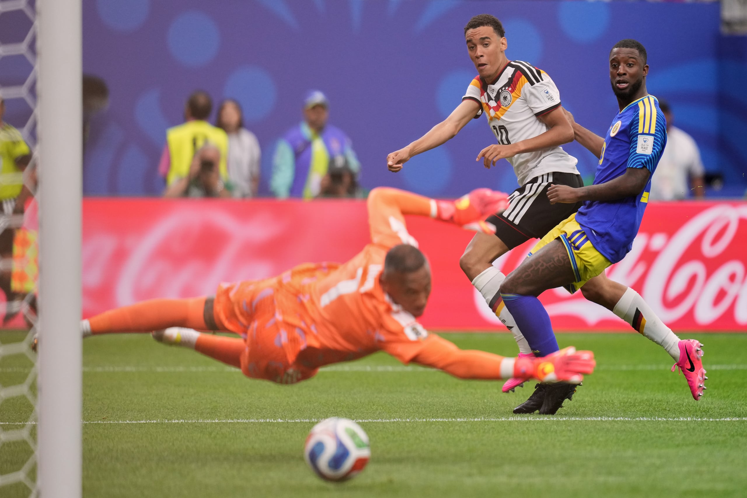 El alemán Jamal Musiala anota durante el partido por el Grupo E del Mundial entre Alemania y Curazao.
