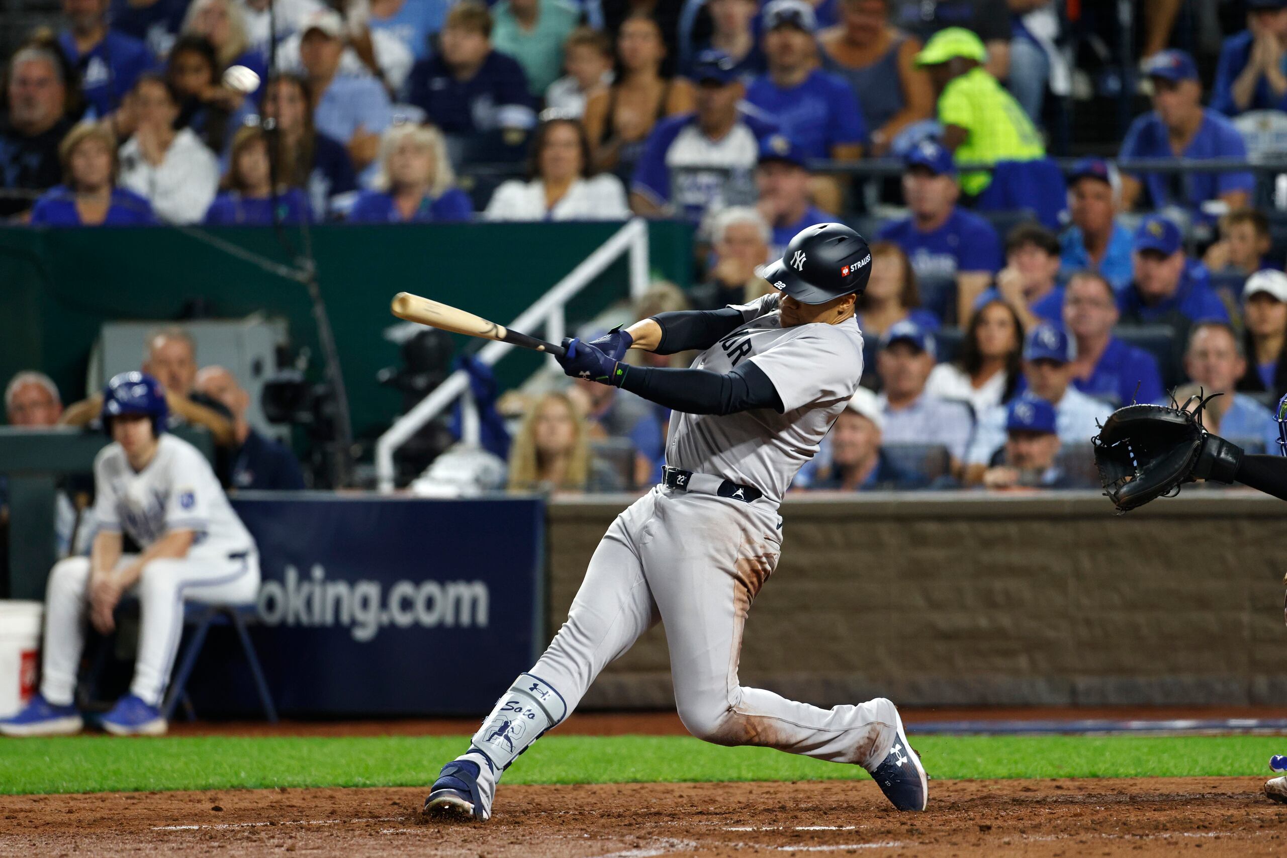 Juan Soto, de los Yankees de Nueva York, conecta un elevado de sacrificio para impulsar a Anthony Volpe durante la quinta entrada del tercer juego de la serie divisional de la Liga Americana en contra de los Reales de Kansas City, el miércoles 9 de octubre de 2024, en Kansas City, Missouri. (AP Foto/Colin Braley)