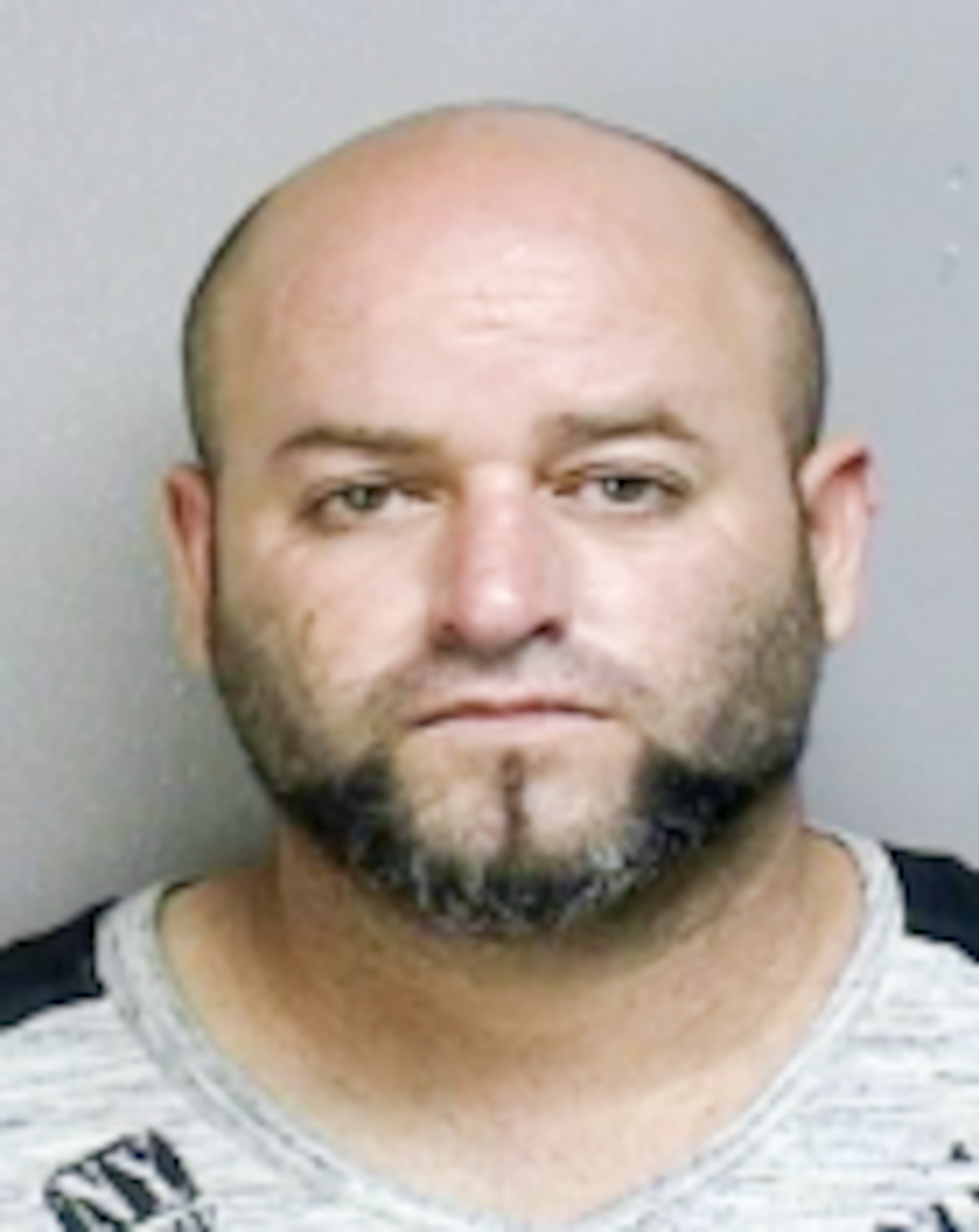 Javier Rivera Serrano, acusado en ausencia por causar daños a 16 plantas ornamentales del municipio de Corozal, fue arrestado en Caimito tras una persecución policíaca.