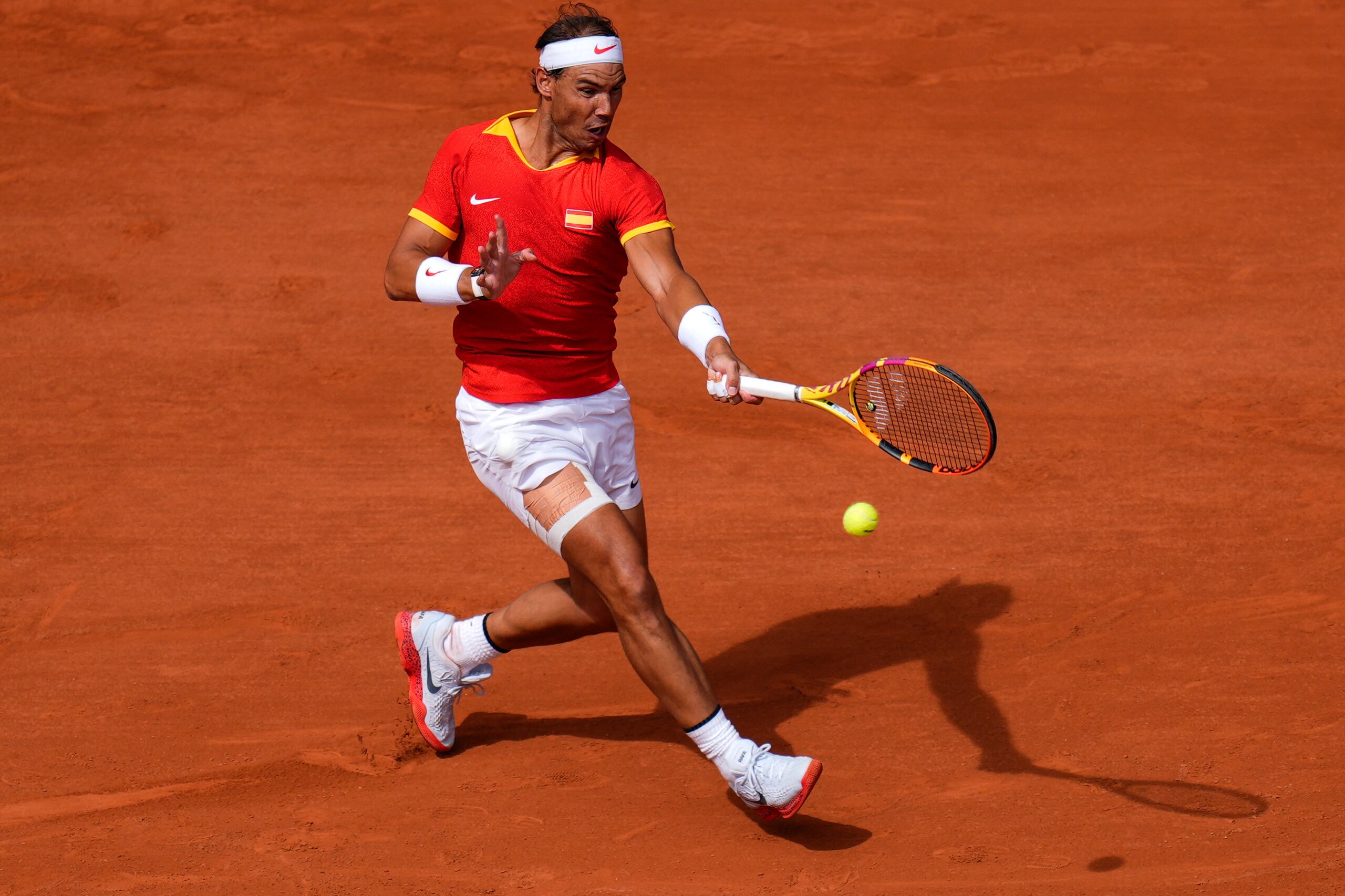 El español Rafael Nadal devuelve ante el húngaro Marton Fucsovics en el teniss de los Juegos Olímpicos de París, el domingo 28 de julio de 2024. (AP Foto/Manu Fernández)