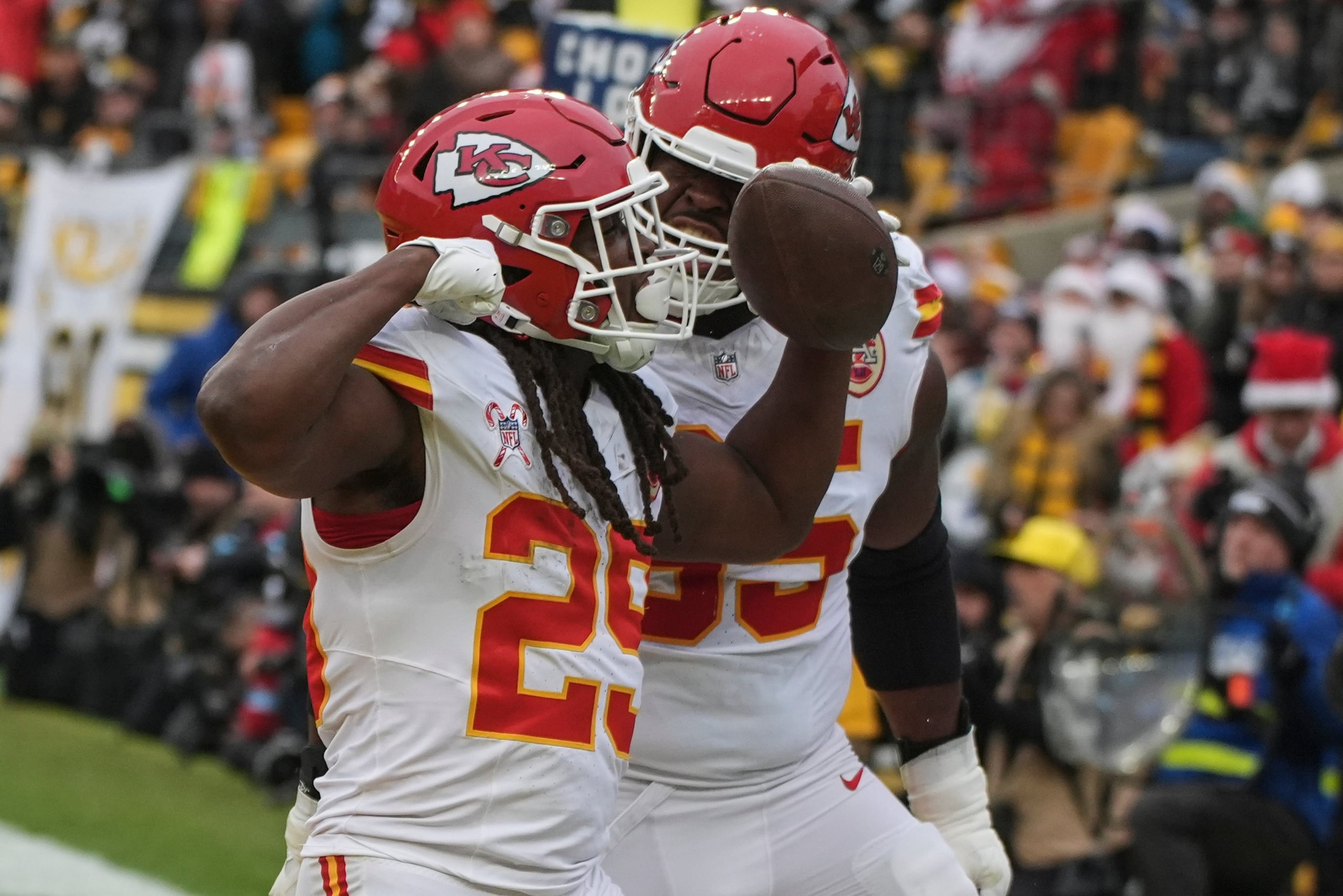 Kareem Hunt (29), corredor de los Chiefs de Kansas City, festeja su touchdown ante los Steelers de Pittsburgh, el miércoles 25 de diciembre de 2024.