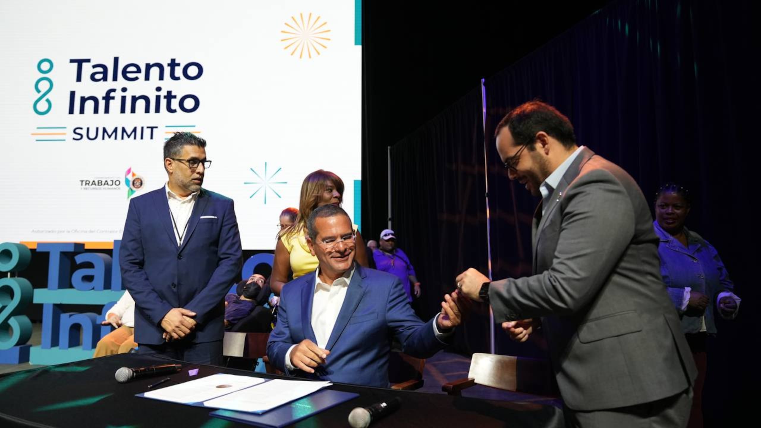 El gobernador Pedro Pierluisi y el secretario de Trabajo y Recursos Humanos, Gabriel Maldonado González, tras la firma de la Orden Ejecutiva 2024-003.