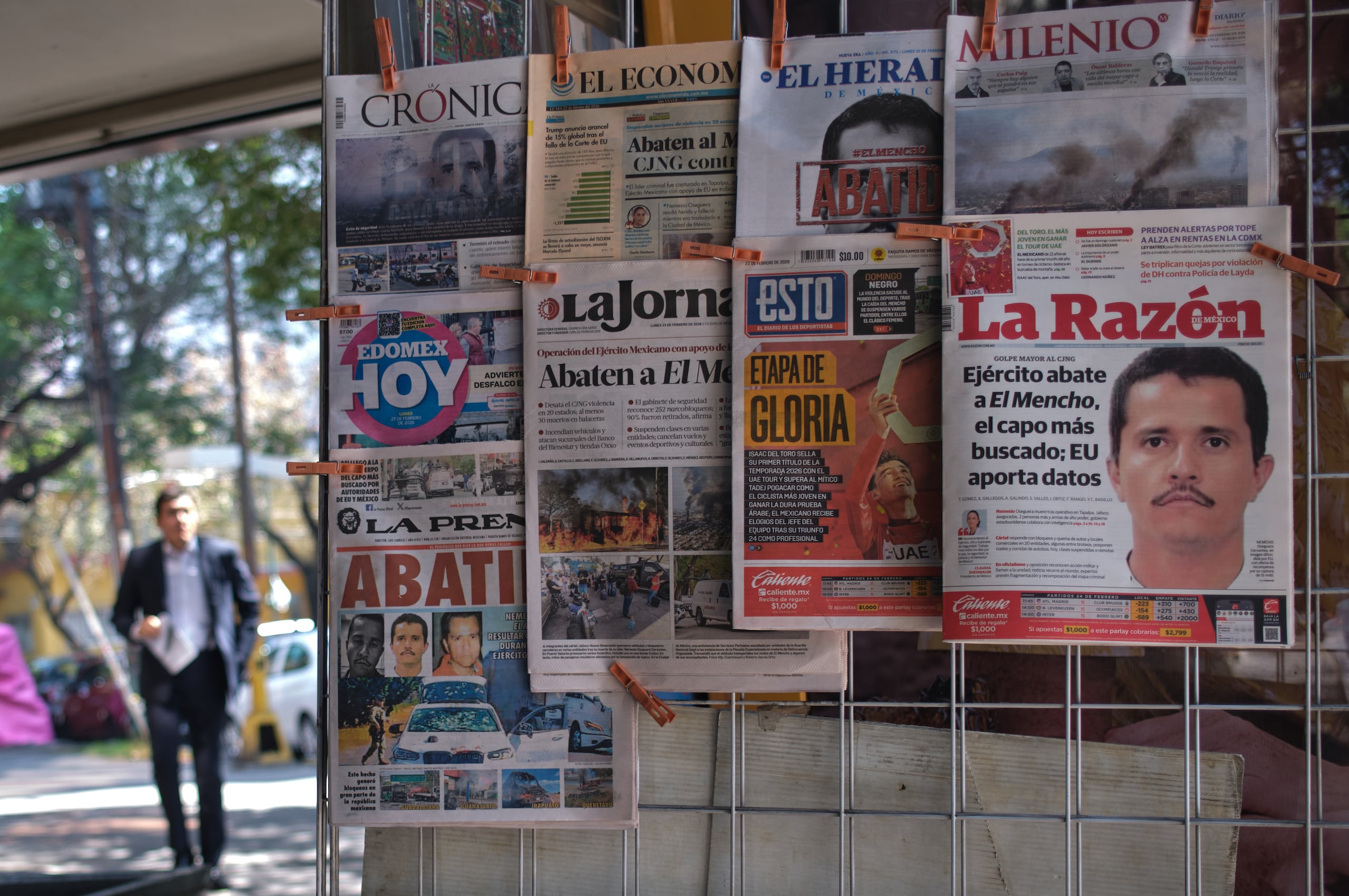 ARCHIVO - Periódicos expuestos a la venta en Ciudad de México, el lunes 23 de febrero de 2026, un día después de que el ejército mexicano abatiera a Nemesio Oseguera Cervantes, líder del Cartel de Jalisco Nueva Generación, conocido como «El Mencho». (Foto AP/Jon Orbach, archivo)