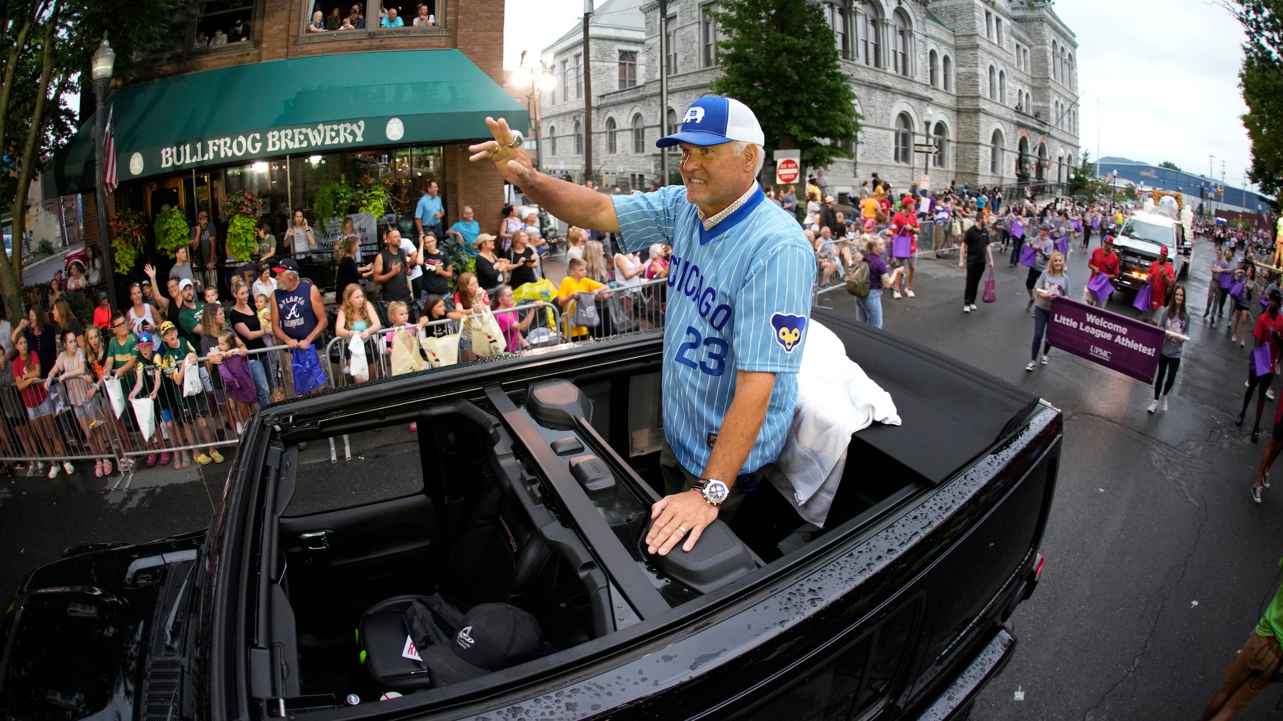 El infielder y miembro del Salón de la Fama del Béisbol, Ryne Sandberg, Gran Mariscal del Desfile Grand Slam de la Liga Pequeña de ese año, recorrió el centro de Williamsport, Pensilvania, el 14 de agosto de 2023.