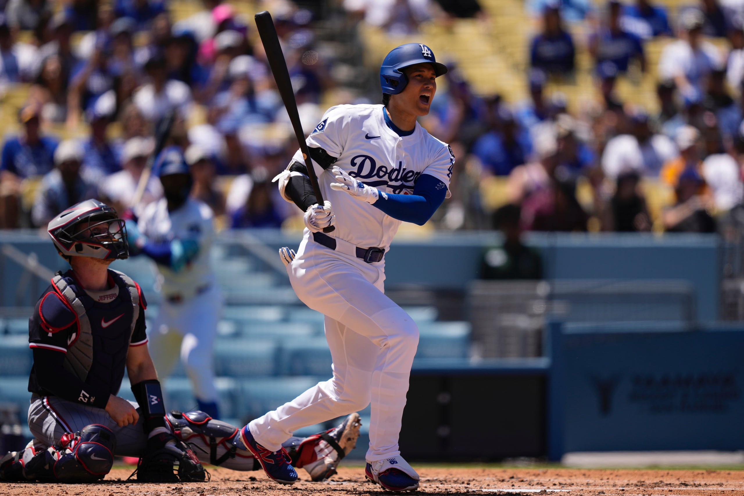 Shohei Ohtani, de los Dodgers de Los Ángeles, en un turno al bate contra los Twins de Minnesota.