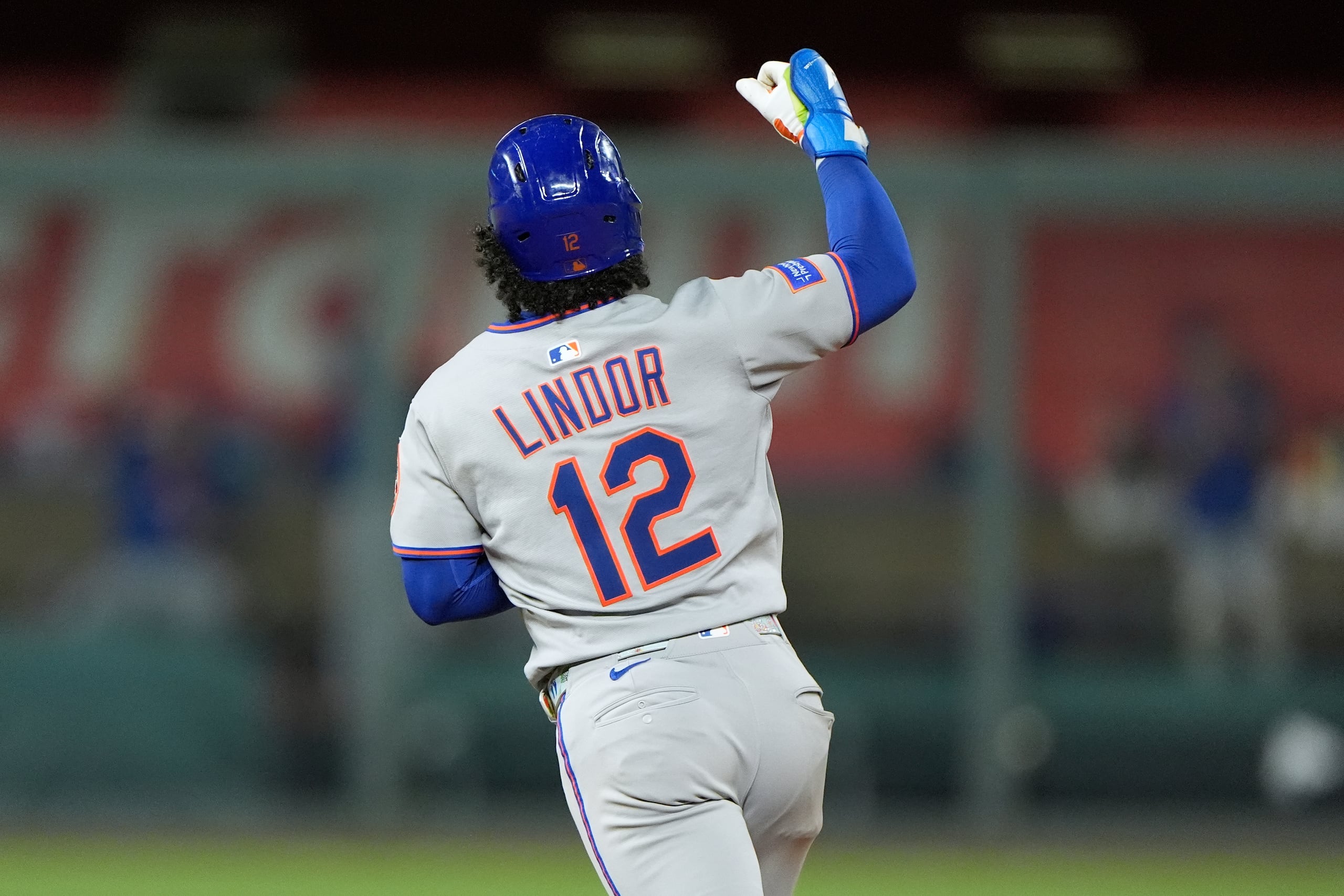 El puertorriqueño Francisco Lindor, de los Mets de Nueva York, festeja tras batear un jonrón de tres carreras frente a los Reales de Kansas City, el viernes 11 de julio de 2025 (AP Foto/Charlie Riedel)