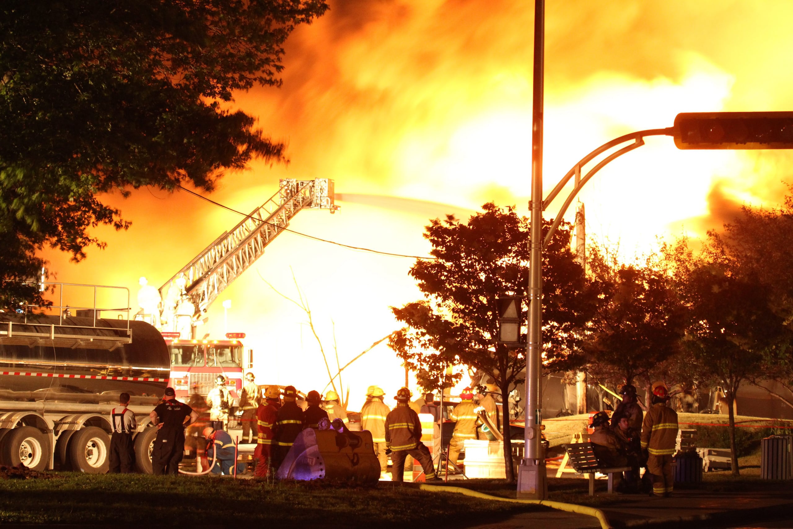El incendio ardió durante varias horas antes de ser extinguido alrededor de la medianoche.