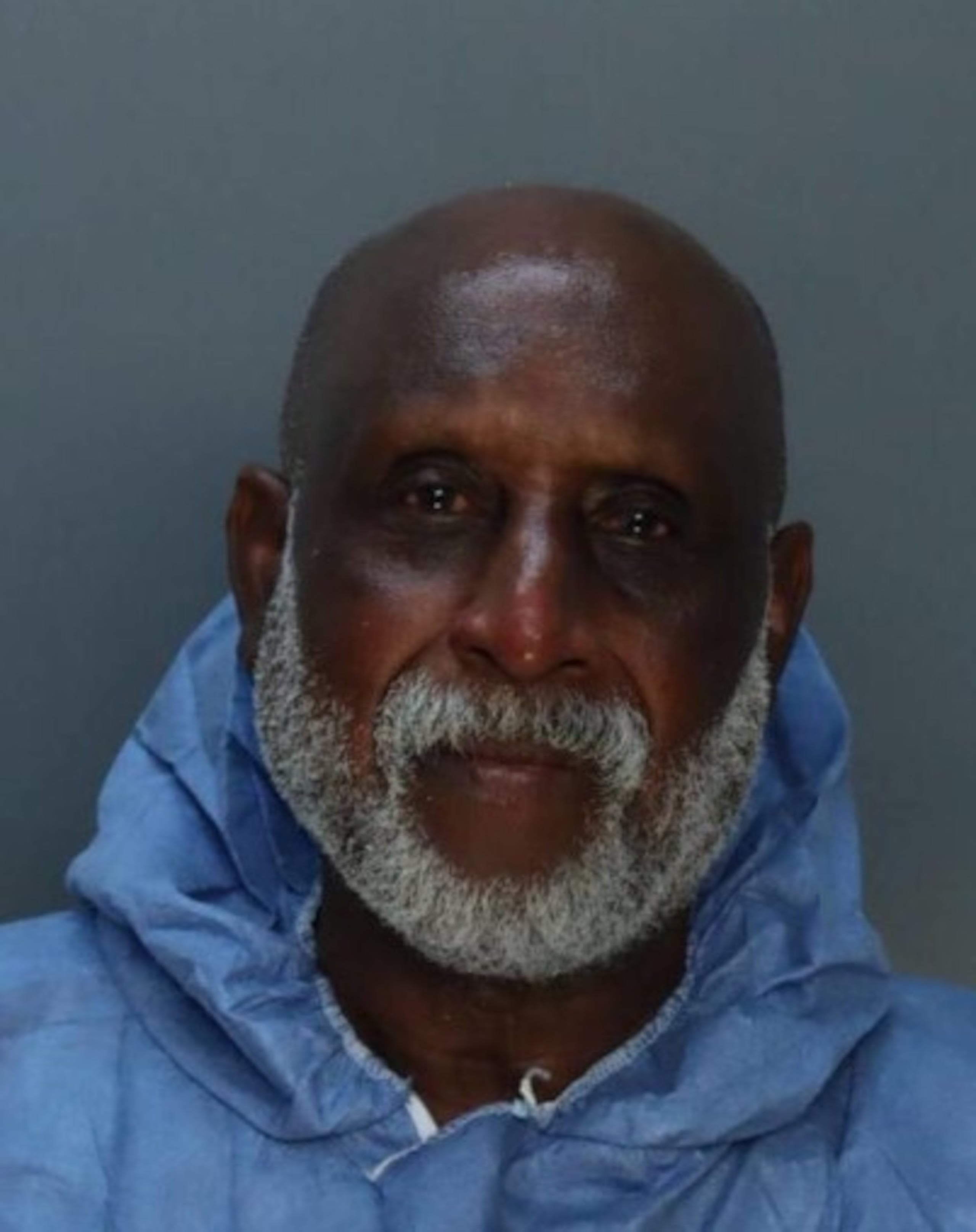 Juan Francisco Figueroa, de 73 años, quien fue acusado de “intento de asesinato, incendio provocado en primer grado y exhibición de un arma de fuego mientras cometía un delito grave”, ya había tenido problemas con la justicia.