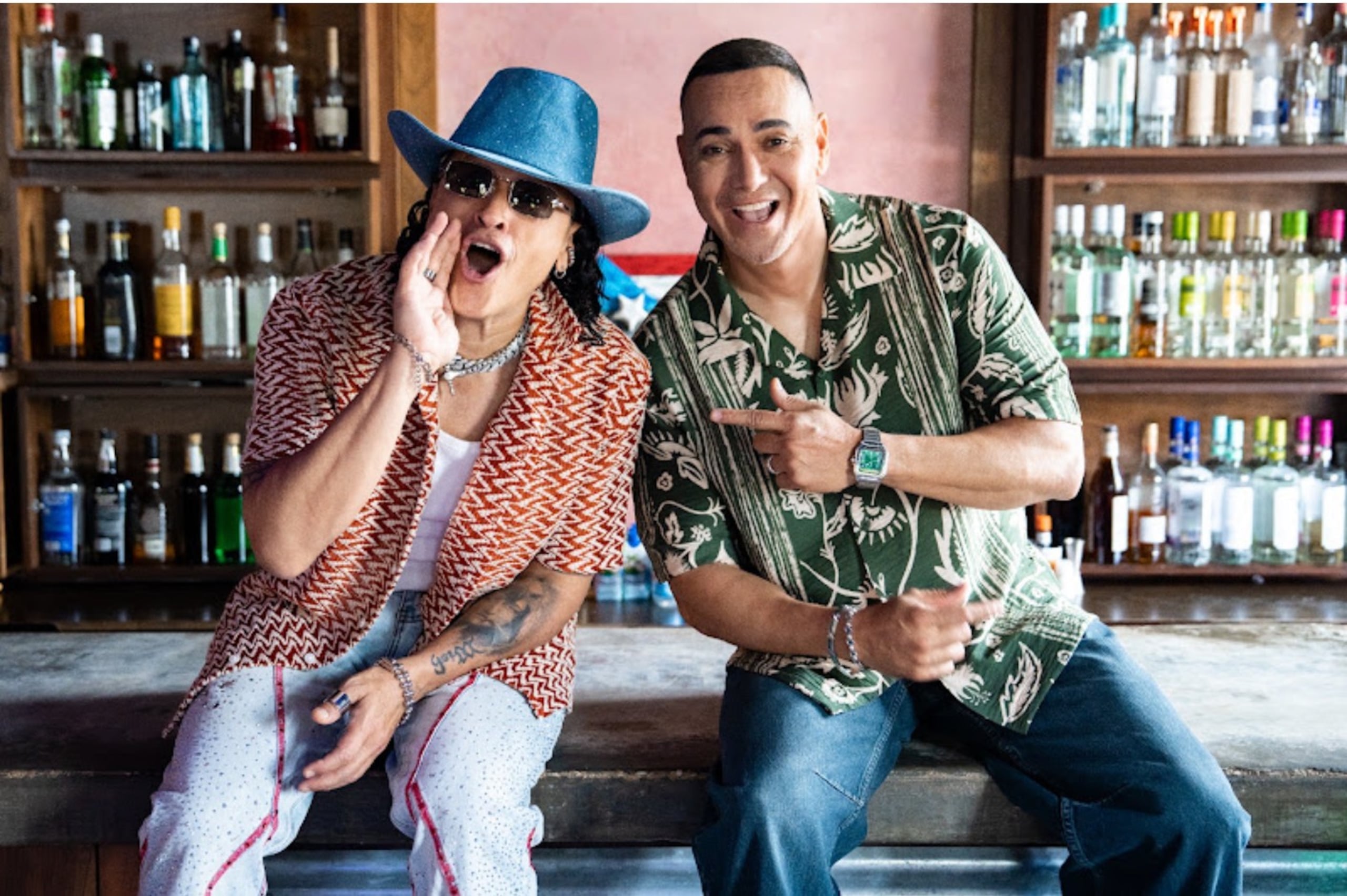 Elvis Crespo, a la izquierda, junto a Víctor Manuelle, a la derecha, grabaron el nuevo tema navideño "La gozadera de Navidad".