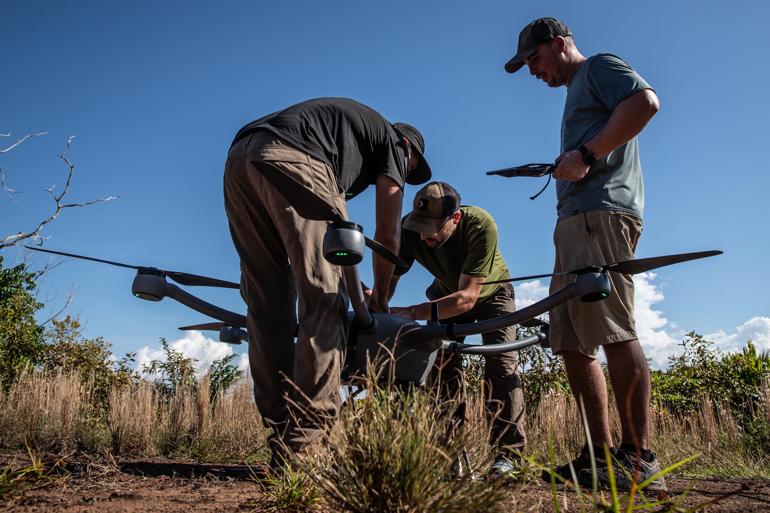 Integrantes del equipo Limelight Rainforest revisan su dron durante la fase de prueba de su proyecto para el Xprize Rainforest 2024 el 06 de julio de 2024 en la comunidad de Tumbira, en Río Negro, a 64 kilómetros de la ciudad de Manaus, Amazonas (Brasil). EFE/André Coelho