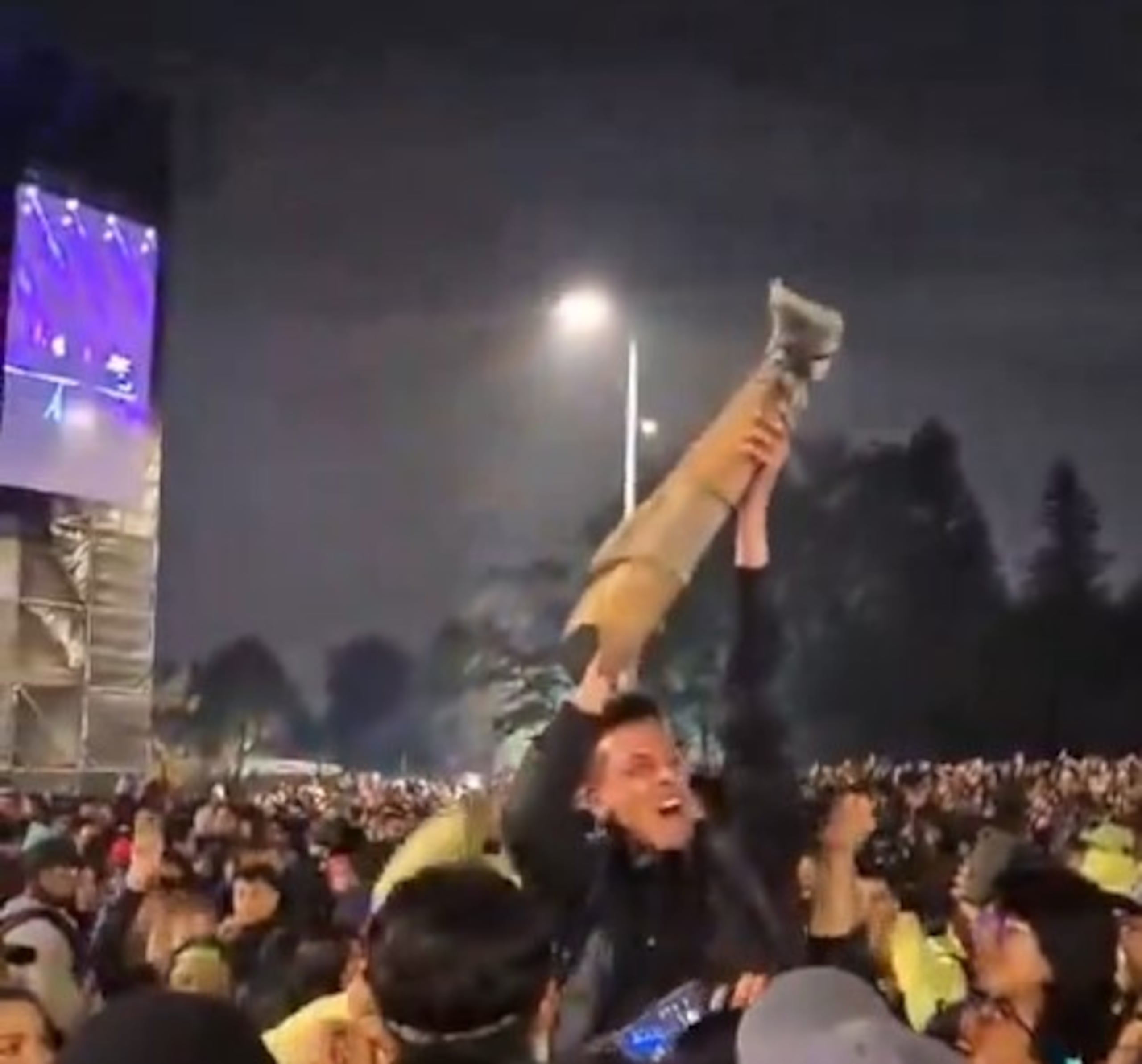 Tras encontrar la prótesis, el público comenzó a pasarla para tratar de encontrar al dueño entre la multitud.