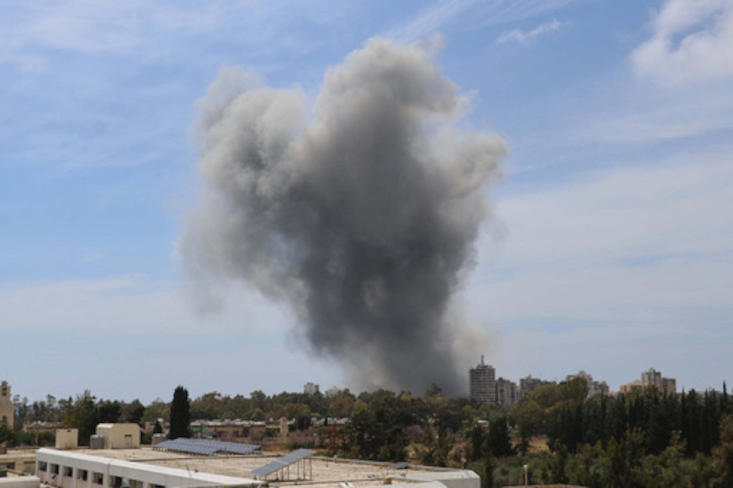 Se levanta humo tras un ataque aéreo israelí en la ciudad portuaria de Tiro, en el sur del Líbano, el domingo 31 de mayo de 2026. (Foto AP)