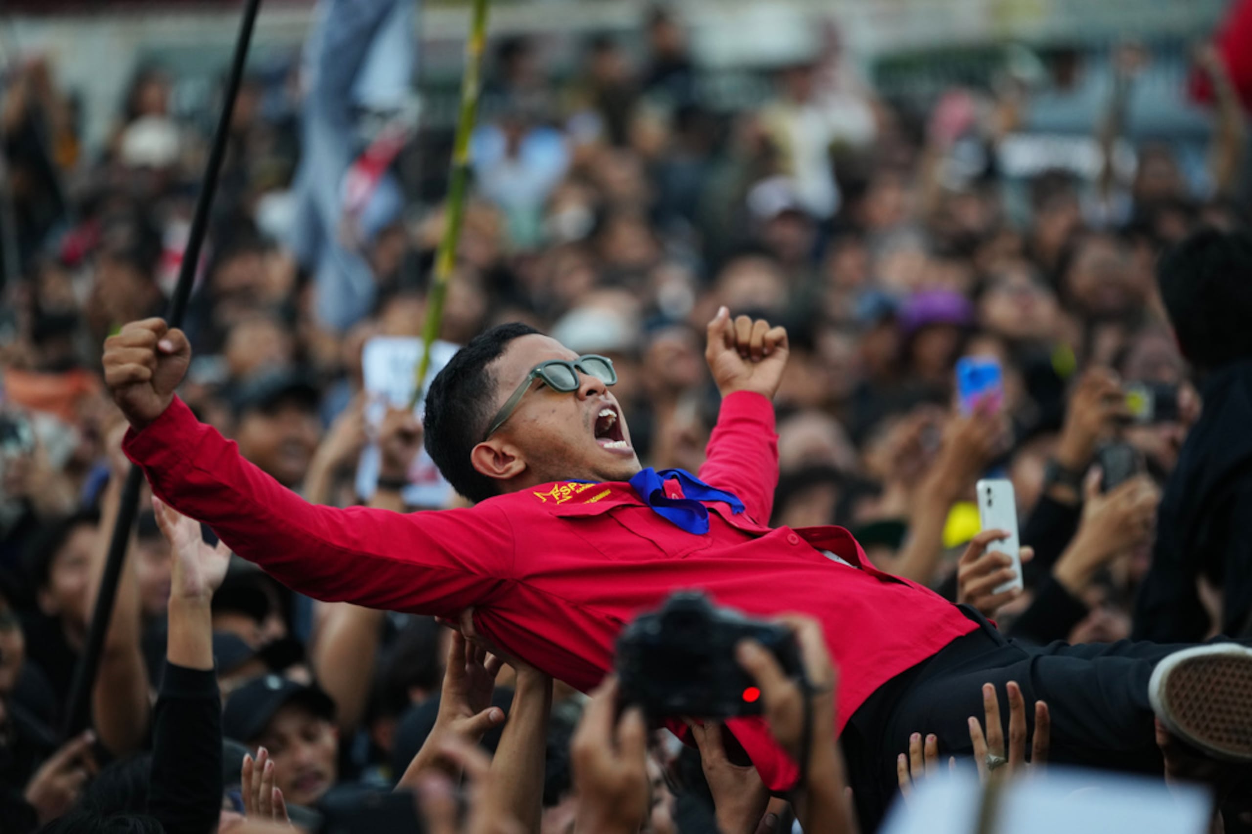 Un manifestante grita consignas durante una manifestación del Primero de Mayo en Yakarta, Indonesia, el 1 de mayo de 2026.
