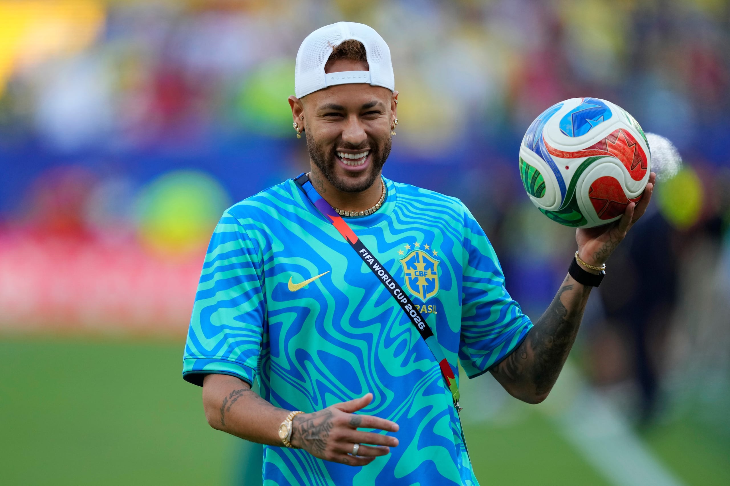 Neymar, de Brasil, sonríe antes del partido de la selección de su país ante Marruecos.