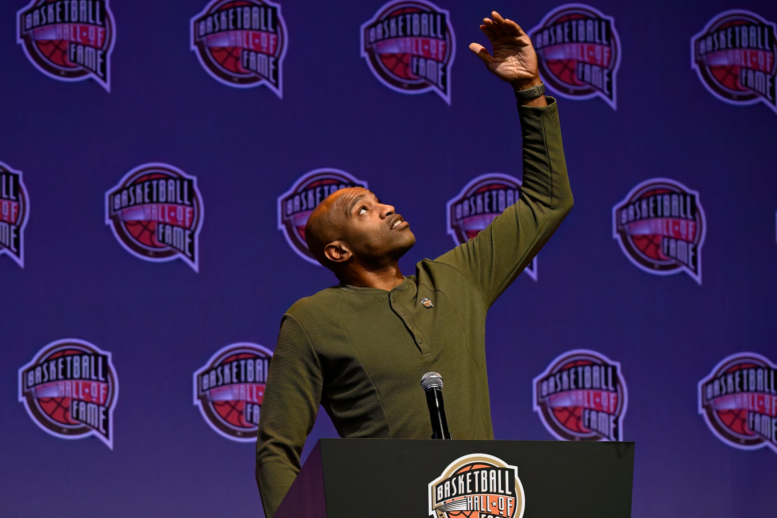 El miembro de la clase 2024 del Salón de la Fama del Baloncesto, Vince Carter hace una descripción durante una conferencia de prensa en Mohegan Sun, el sábado 12 de octubre de 2024, en Uncasville, Connecticut.