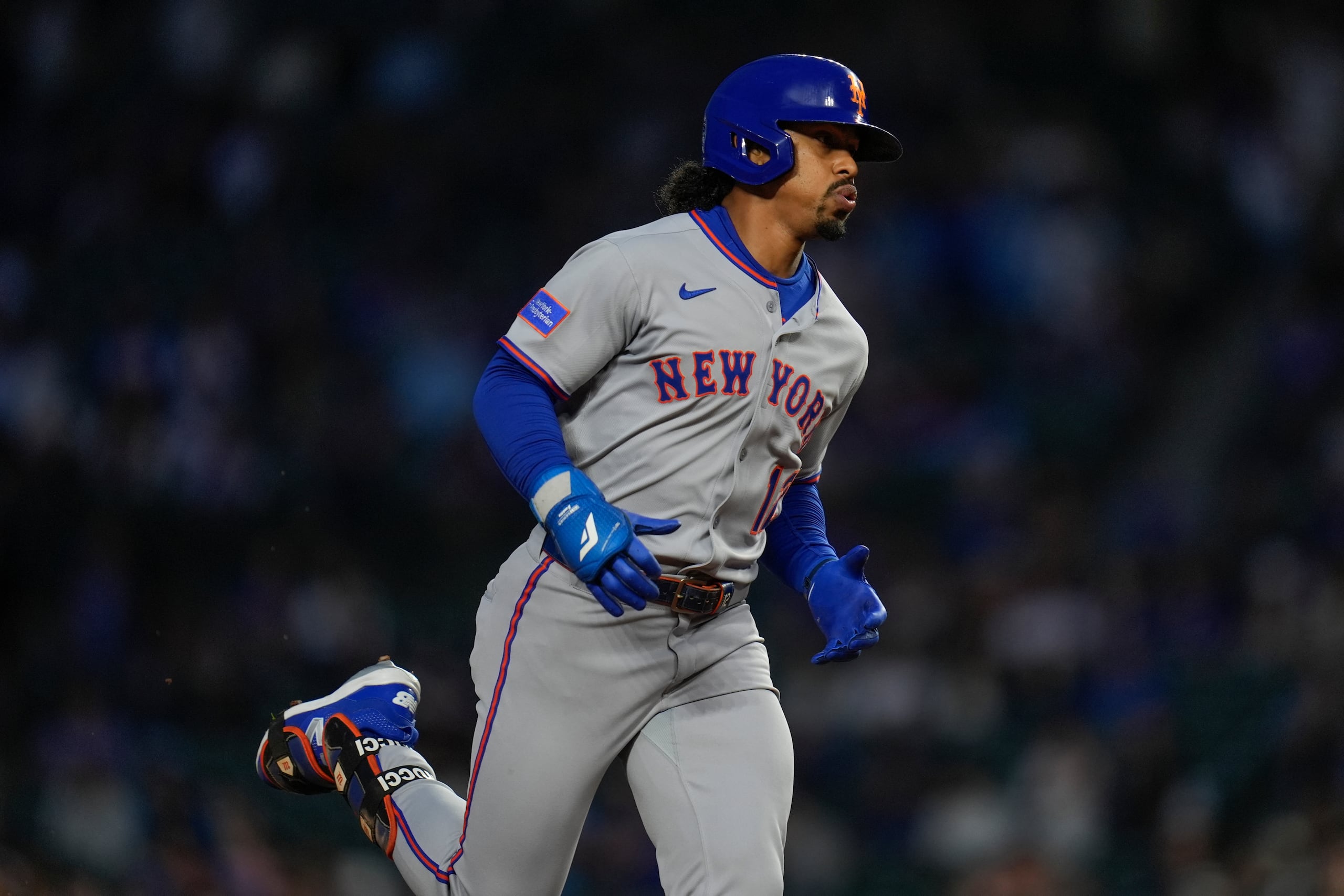 Francisco Lindor, de los Mets de Nueva York, corre las bases.