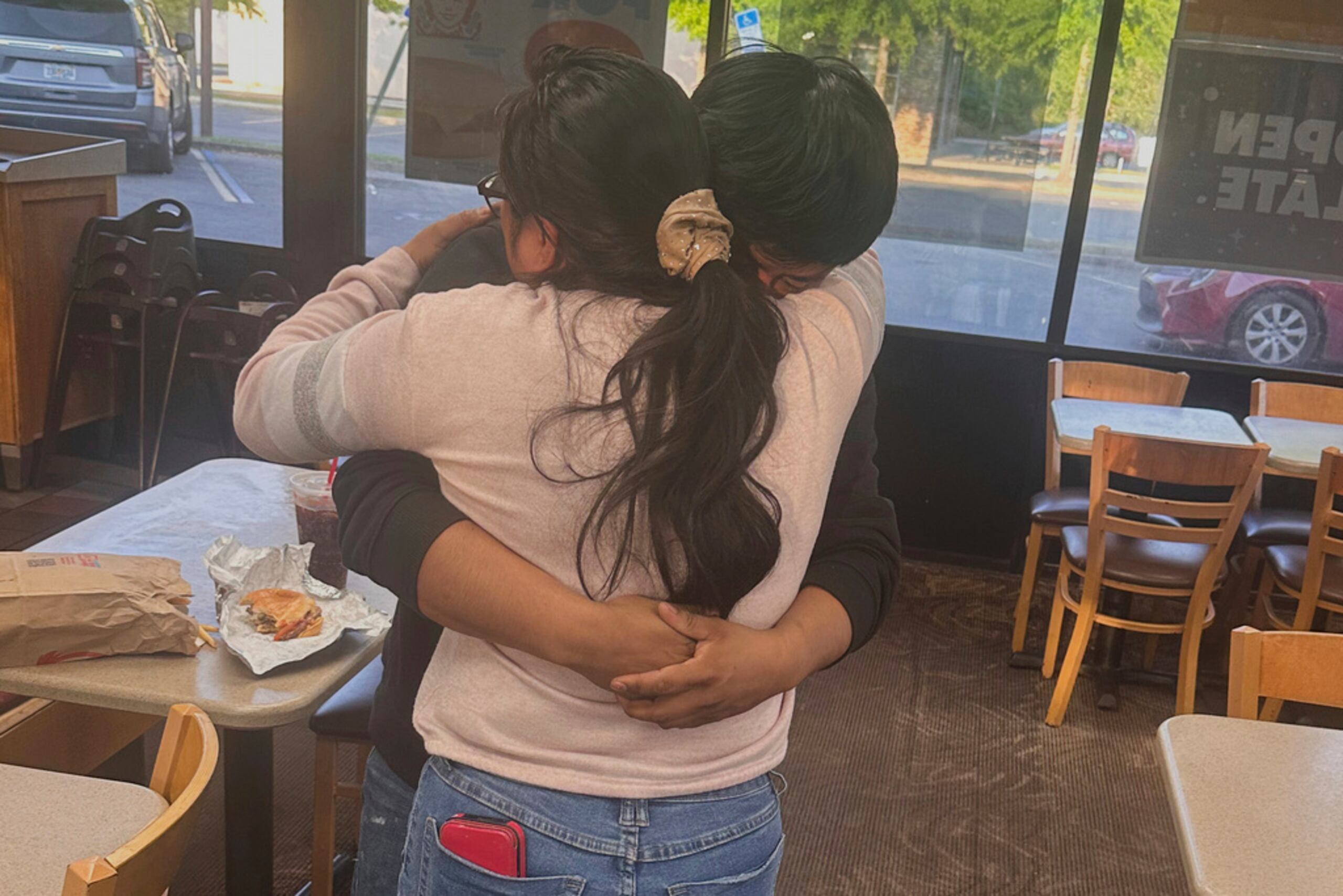 Juan Carlos López Gómez, de 20 años y ciudadano estadounidense, abraza a su madre en Tallahassee, Florida, tras ser liberado, el 17 de abril de 2025, de su detención por parte de autoridades migratorias.