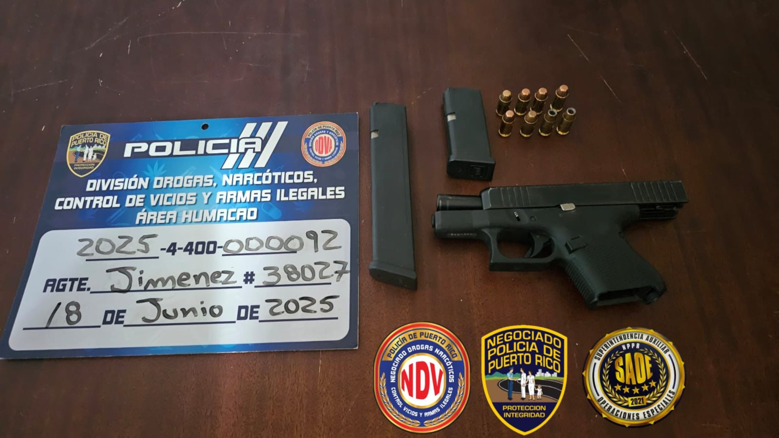 Pistola Glock calibre .40, dos cargadores y ocho balas, ocupadas en un allanamiento en Maunabo.