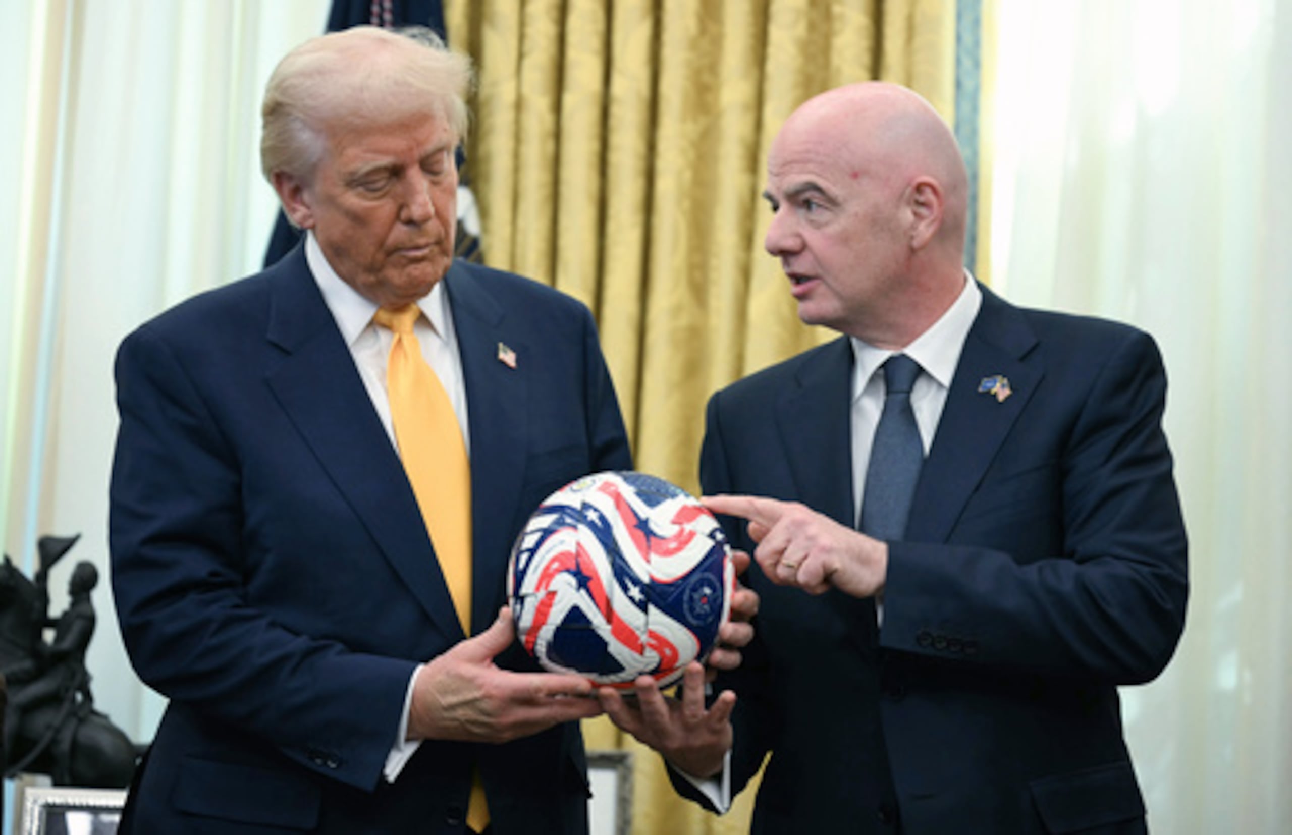 ARCHIVO - El presidente de la FIFA, Gianni Infantino, a la derecha, entrega al presidente Donald Trump el nuevo balón oficial de la Copa Mundial de Clubes de la FIFA en el Despacho Oval de la Casa Blanca en Washington, el 7 de marzo de 2025. (Jim Watson/Pool Photo vía AP, archivo)