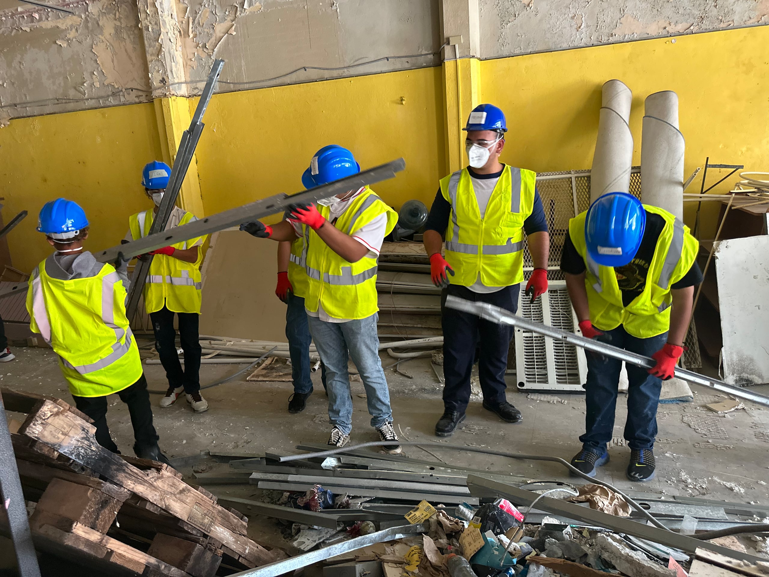 Los participantes, que oscilan entre los 13 y 18 años, aprenderán sobre seguridad, a cortar “gypsum board”, recoger los escombros, construirán una pared y ligarán cemento, entre otros proyectos.
