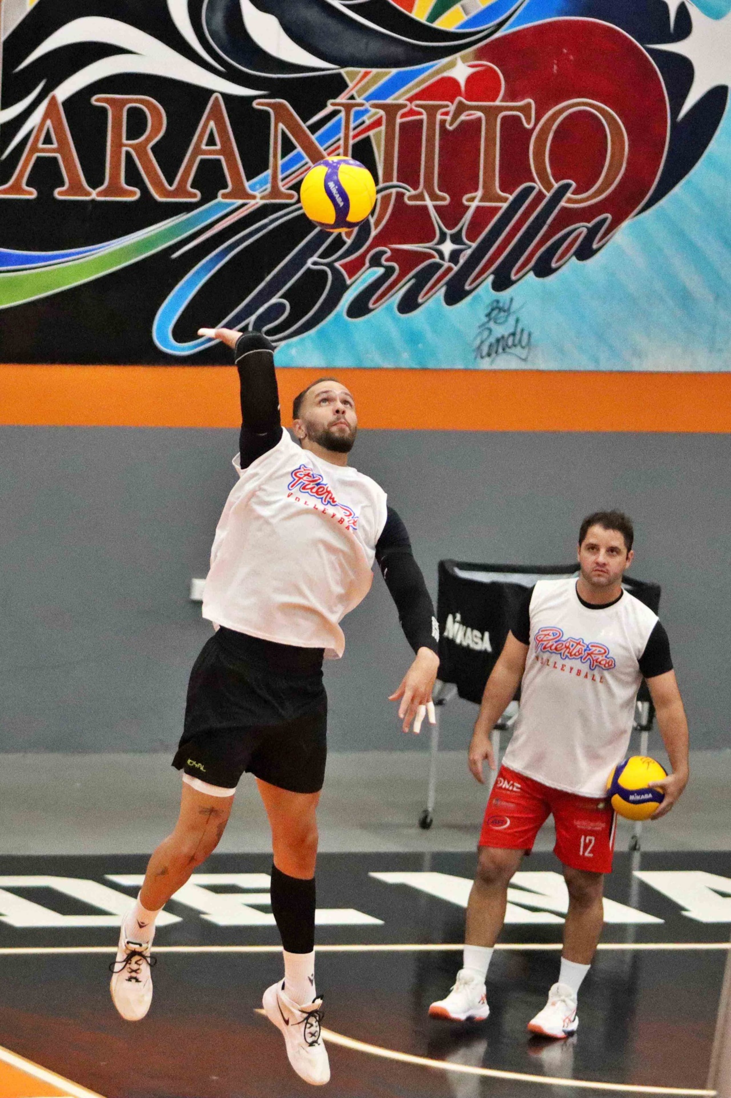 Pedro Molina realiza un saque en una práctica de la Selección Nacional de voleibol masculino en la cancha Gelito Ortega, de Naranjito.