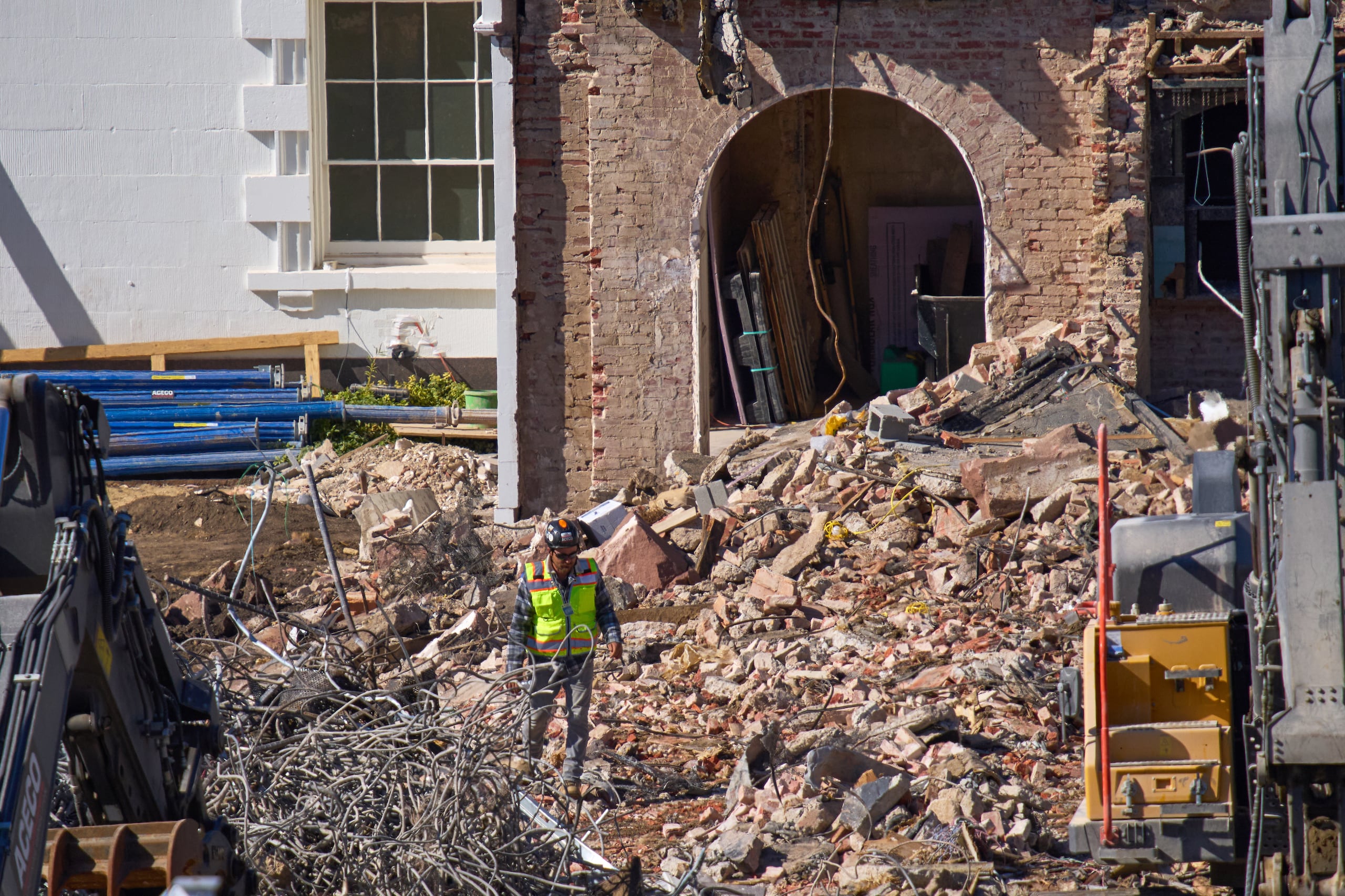 Un trabajador camina entre los escombros en una parte prácticamente demolida del Ala Este de la Casa Blanca, el jueves 23 de octubre de 2025, en Washington, antes de la construcción de un nuevo salón de baile. (Foto AP/Jacquelyn Martin)